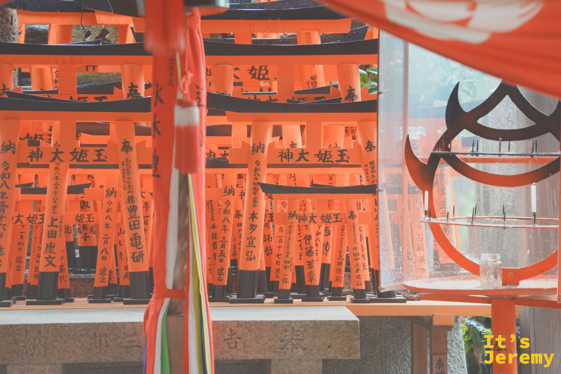 奉納鳥居的小祭壇群，一座一座的迷你鳥居堆疊在一起