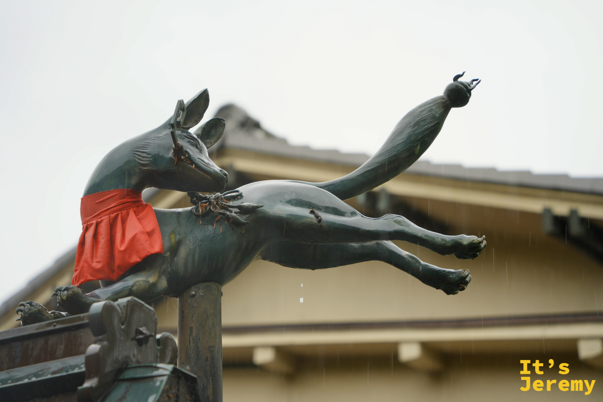 縱身飛躍的青銅狐狸像，這個姿勢在日本神社裡非常罕見