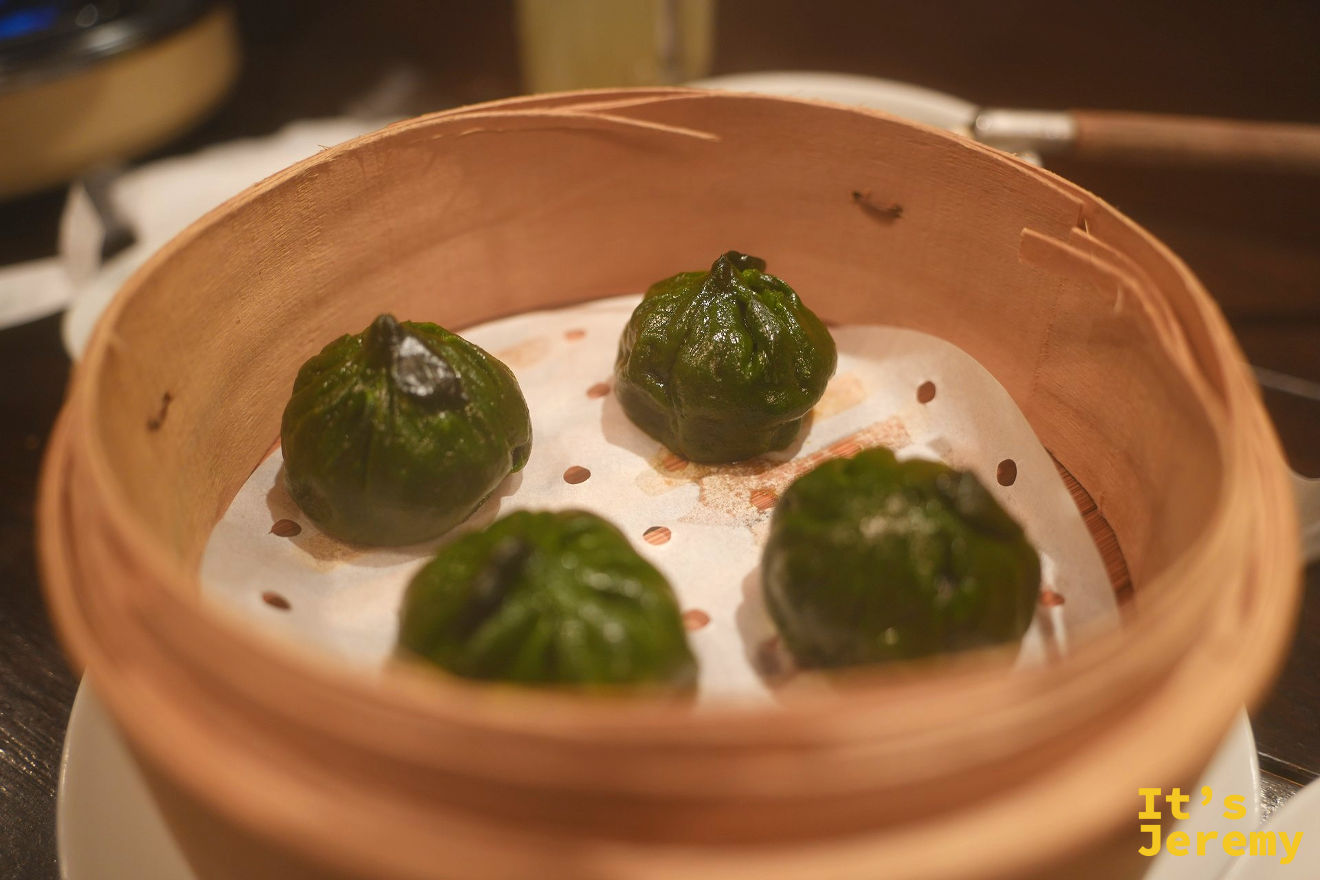青柚子餃子，外皮深綠，同樣是小柚子造型
