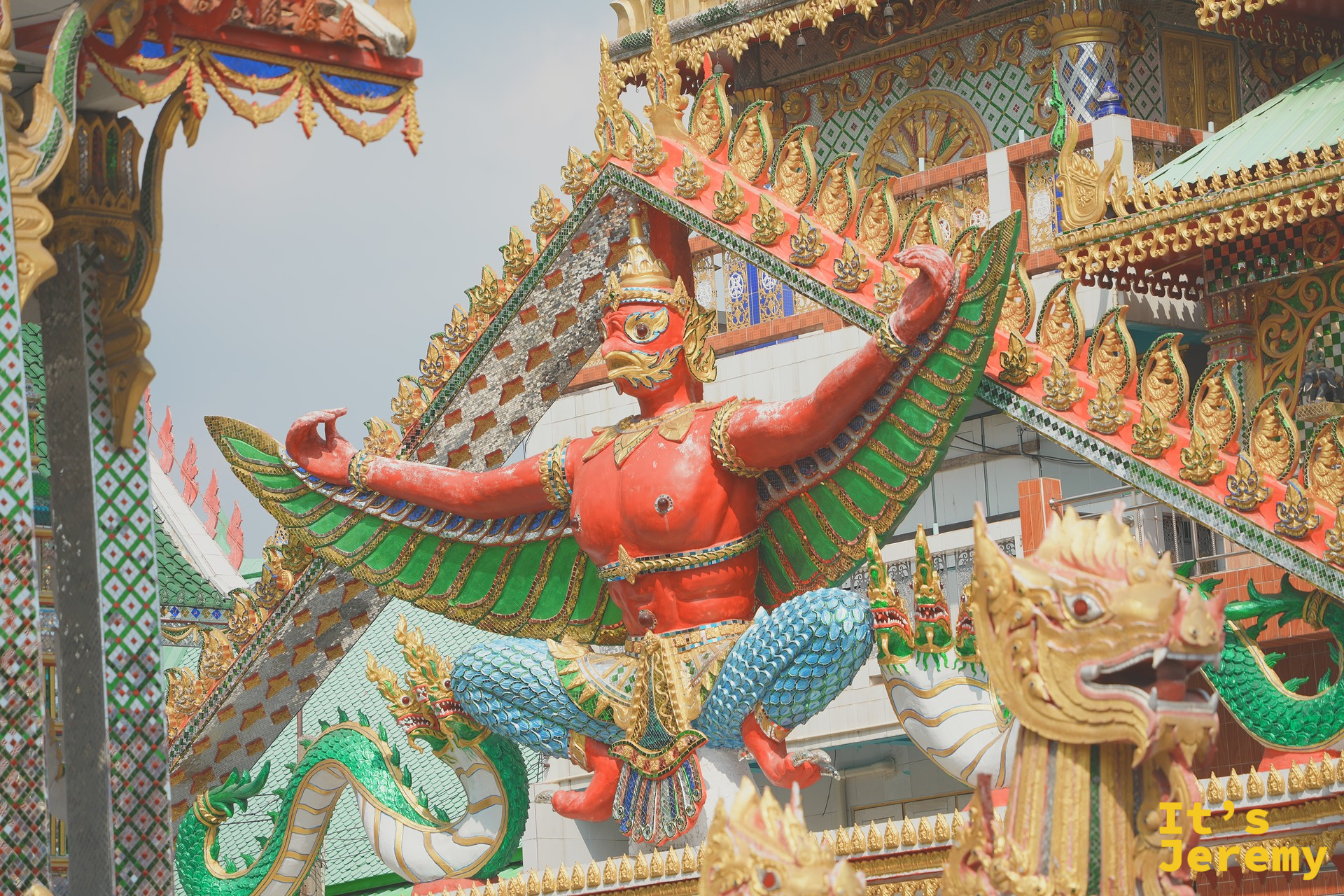 坤禪寺寺廟入口的繽紛色彩與雕像群