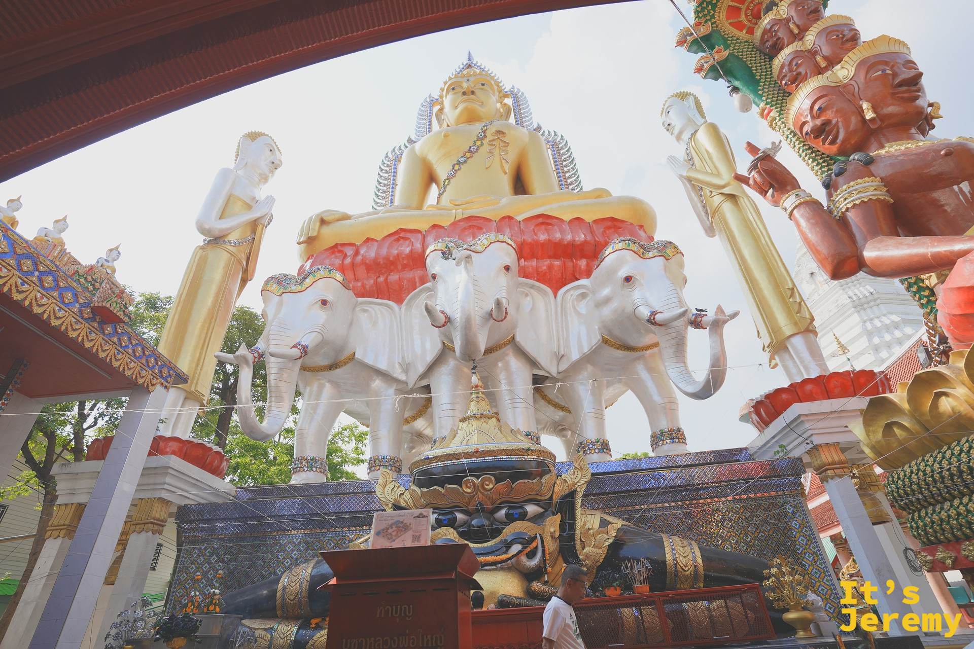 坤禪寺內三頭白象馱佛與神話雕像