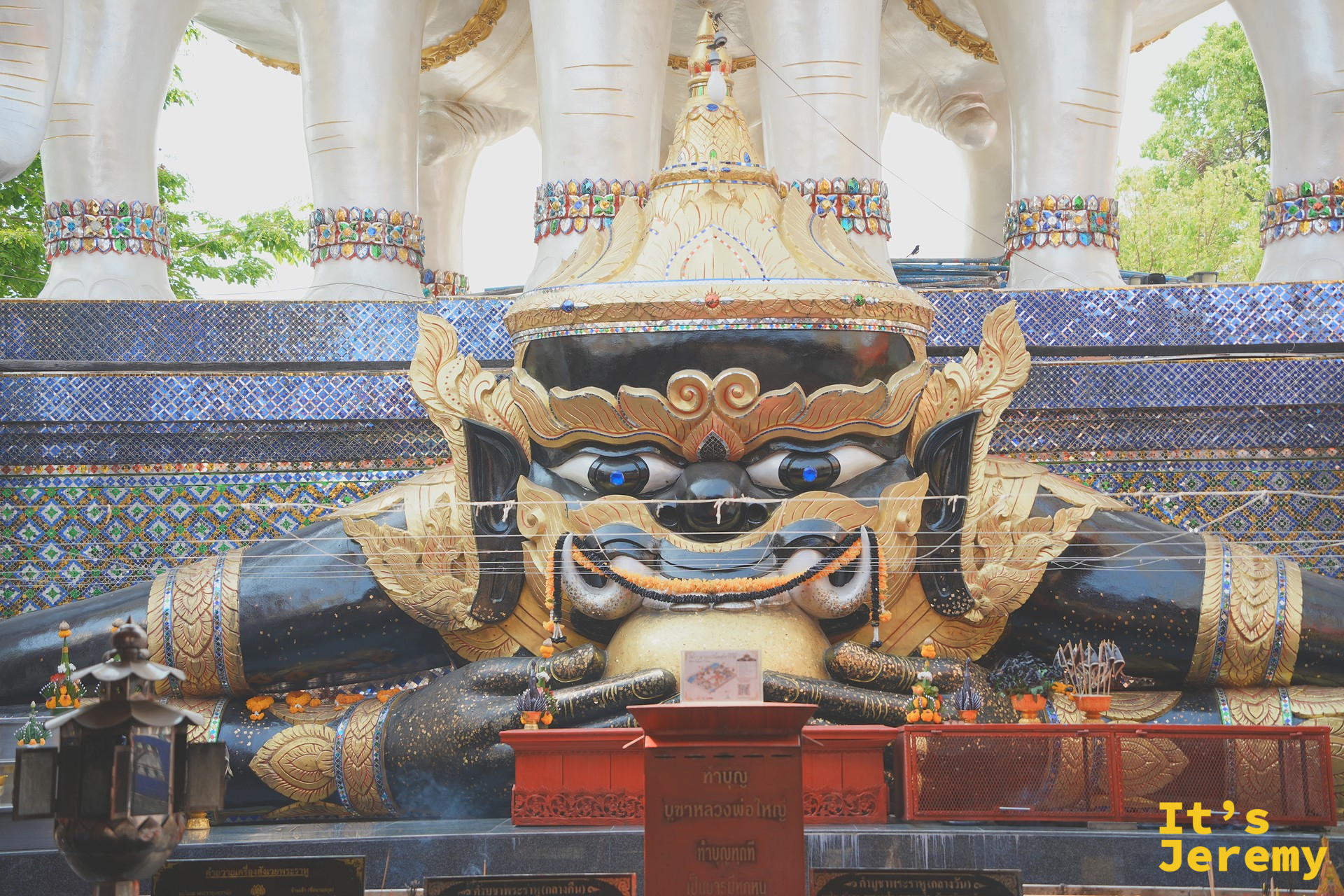 坤禪寺供奉拉胡天神的祭壇與黑色供品