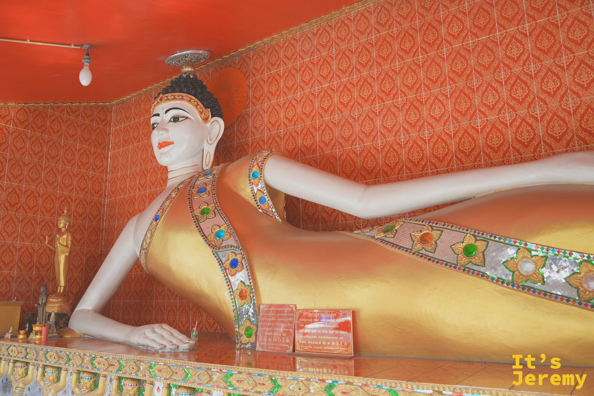 坤禪寺寺內的小角落,色彩堆疊出獨特氛圍