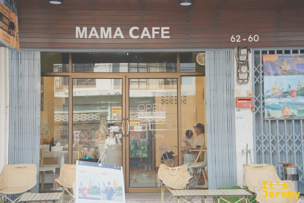 從巷口仰望咖啡廳所在的水泥建築與背後若隱若現的金佛