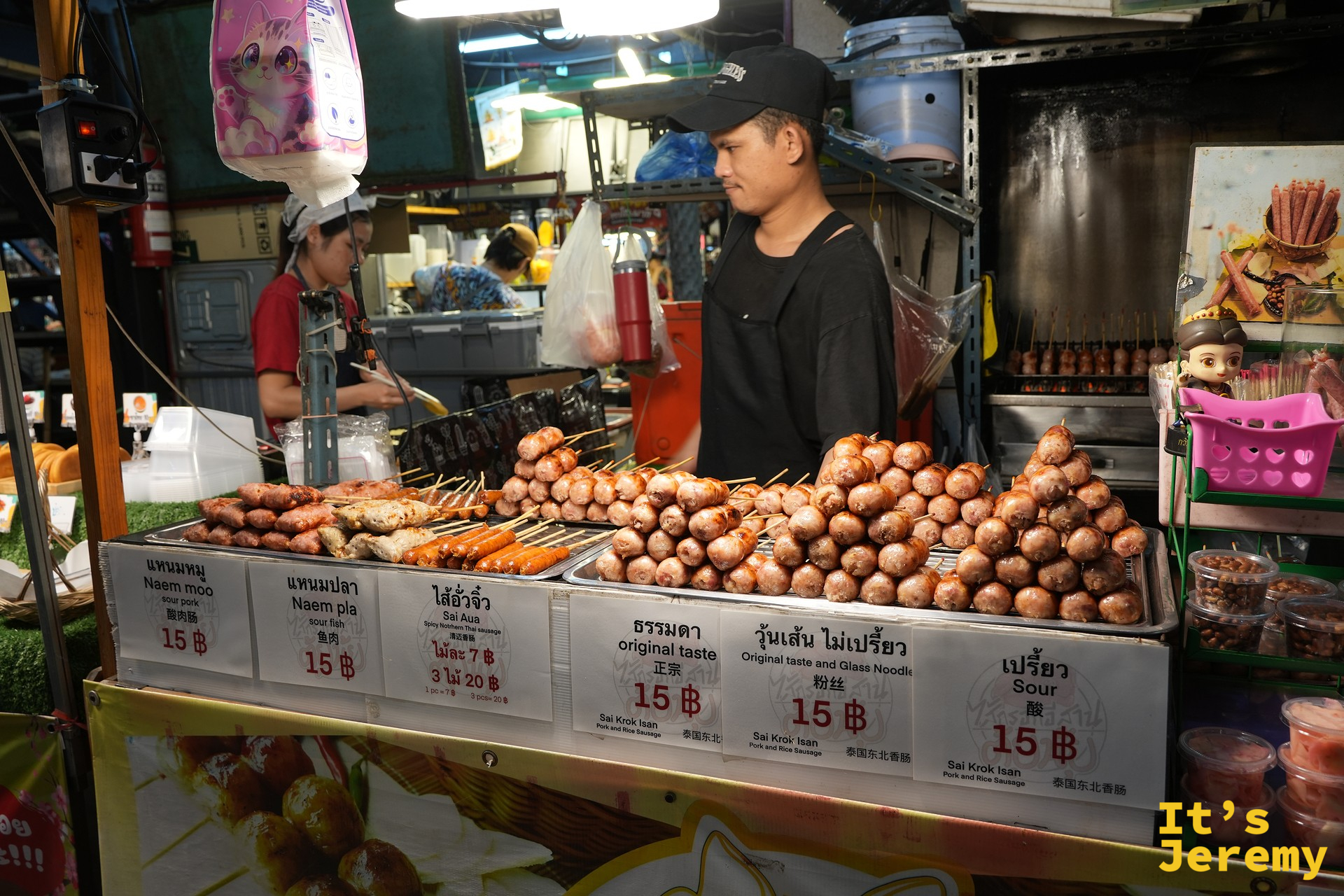 泰北小香腸 Sai Krok Isan 攤位現烤畫面