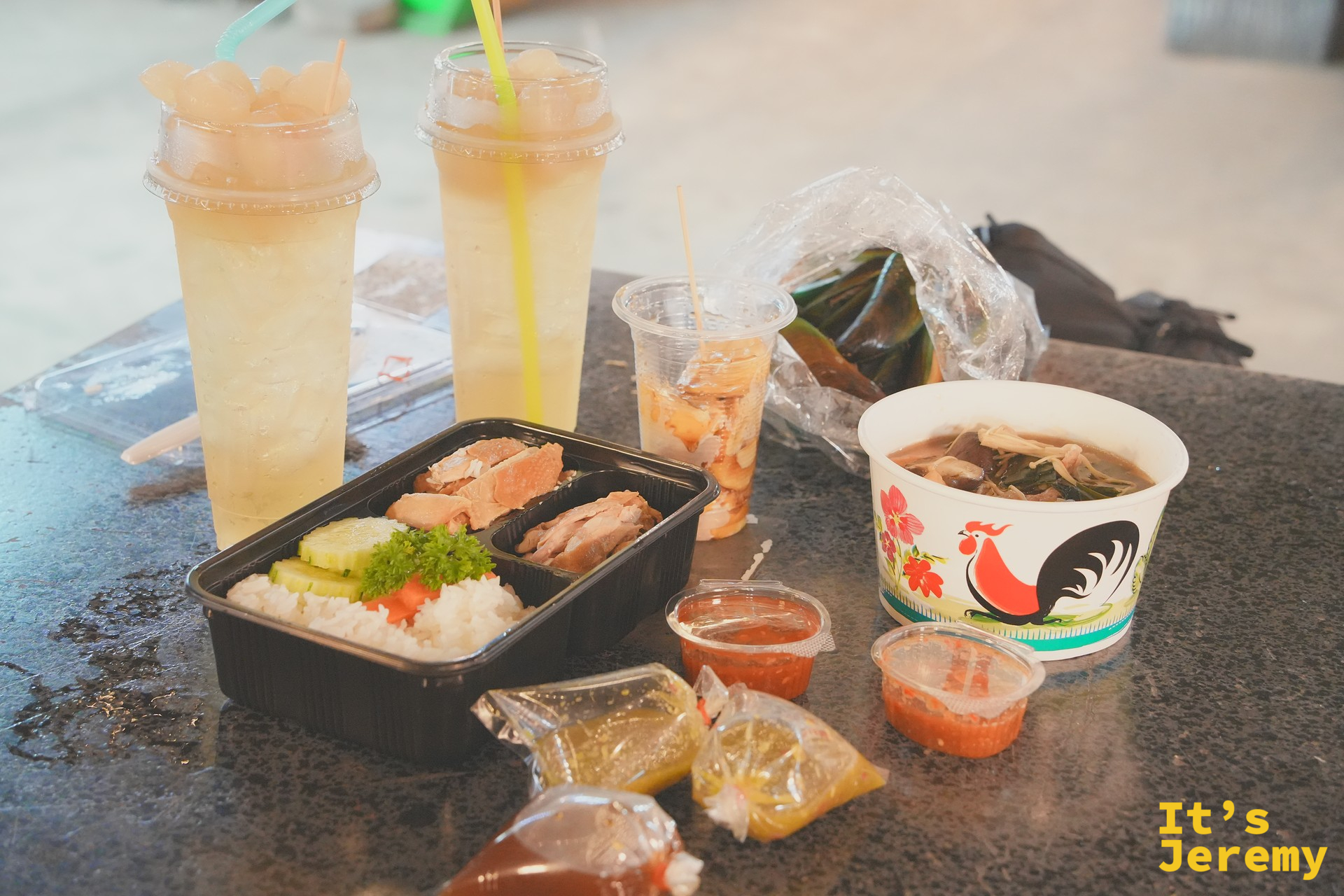 First One Night Market 黃昏入口處的橘黃色燈火
