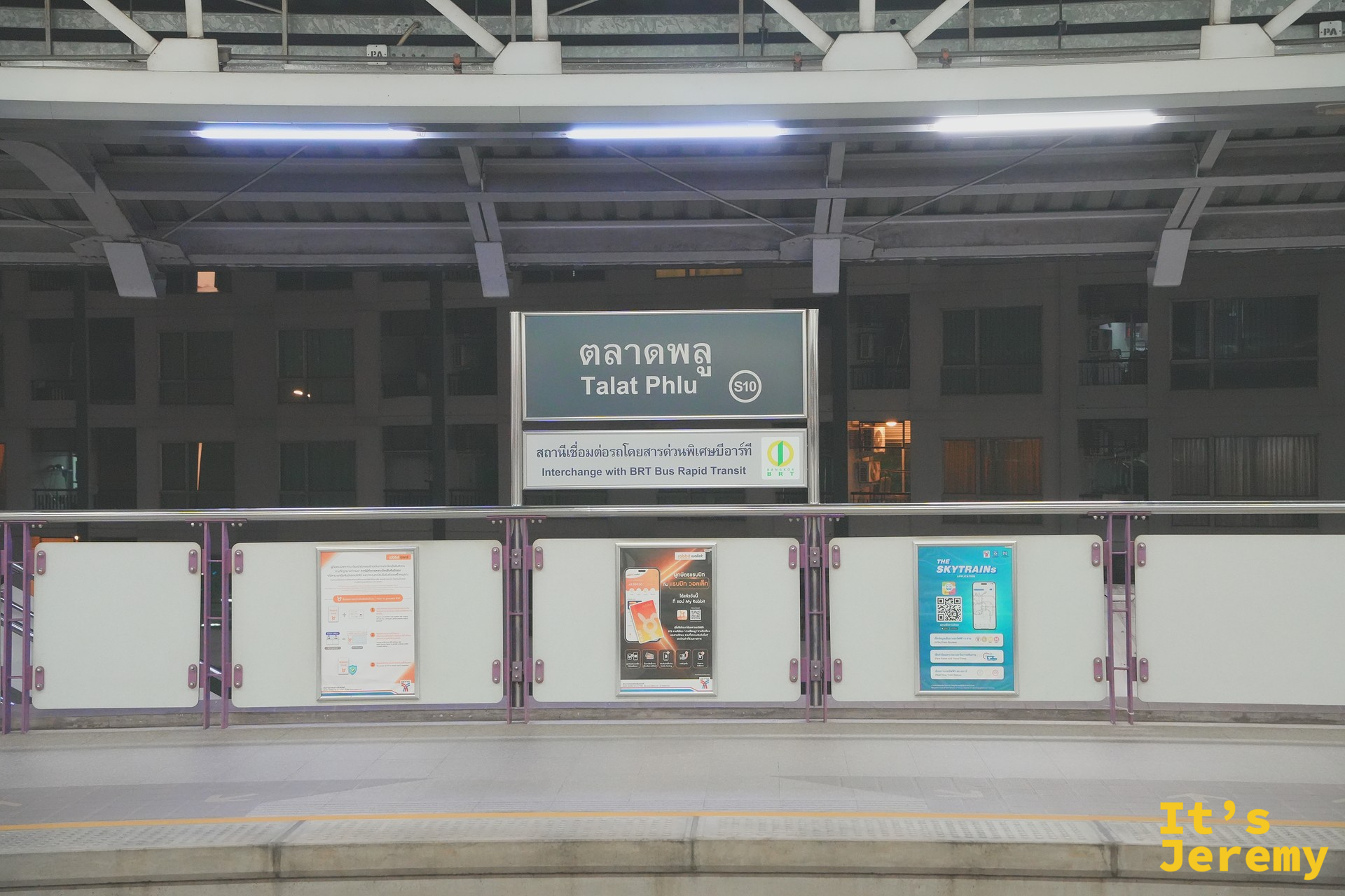 從 BTS Talat Phlu 站走過來的高架軌道與夜市方向