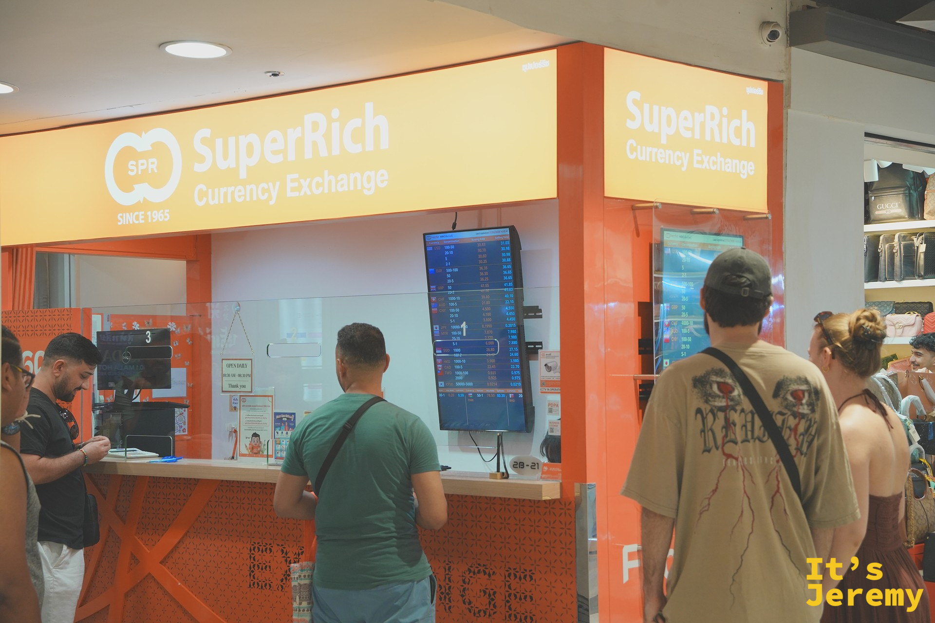 MBK 商場內的 SuperRich Money Exchange 換錢所