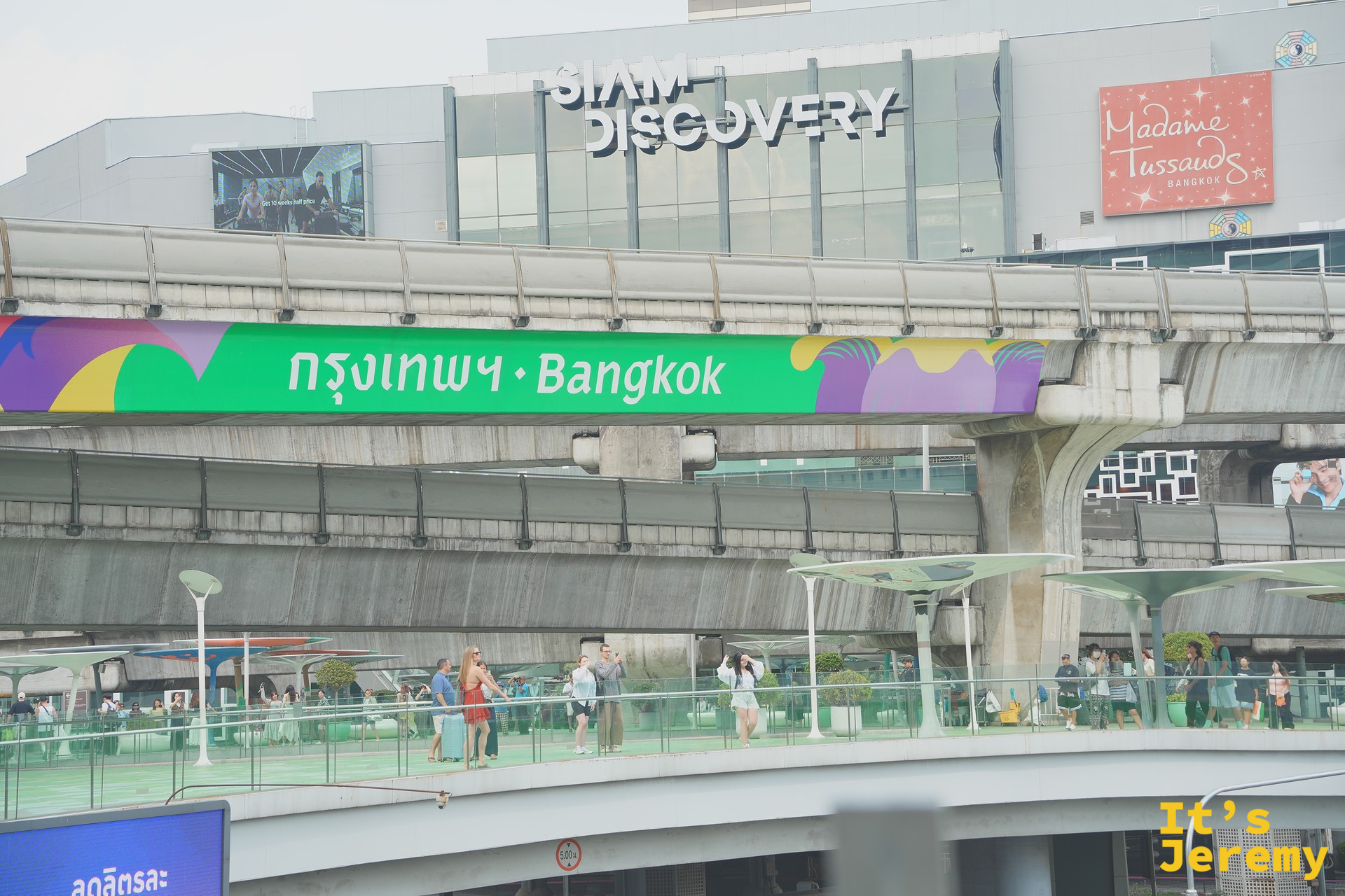 站在陸橋上俯瞰 Siam Discovery 玻璃帷幕與街景