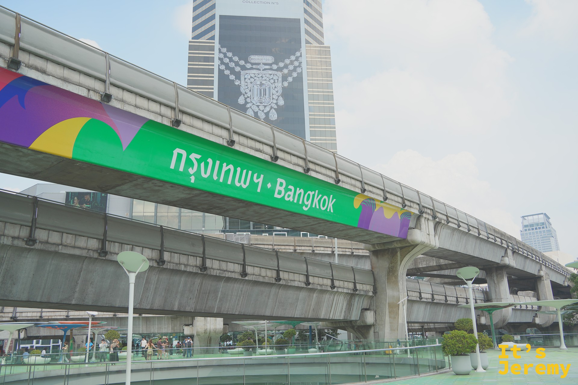 從 OneSiam Skywalk 上看出去:BTS 軌道橋與暹羅商圈同框