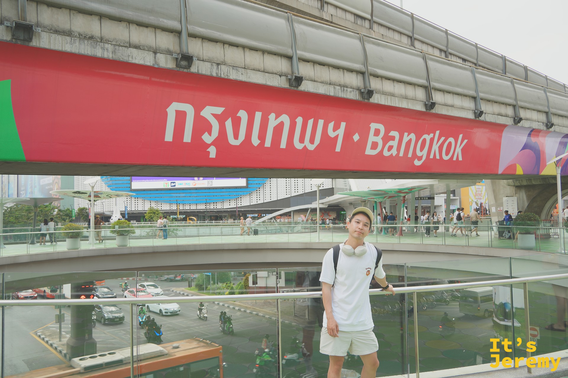繞到陸橋的紅色另一面:與 Siam Center 方向商圈同框