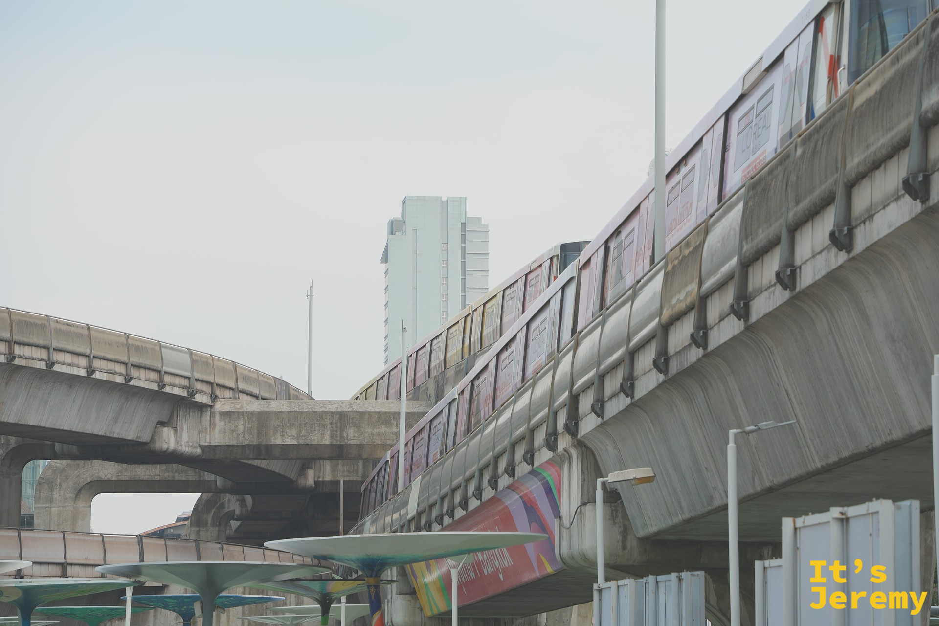 兩列 BTS 列車在 OneSiam Skywalk 下方交會的招牌畫面
