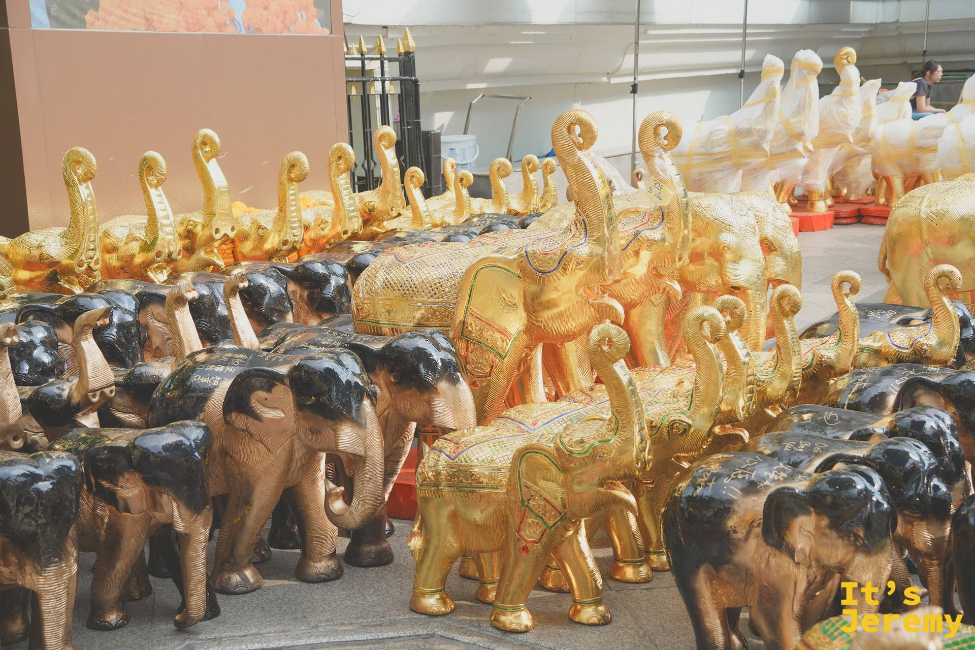 四面佛寺內擺放著一群信徒供奉的金色大象