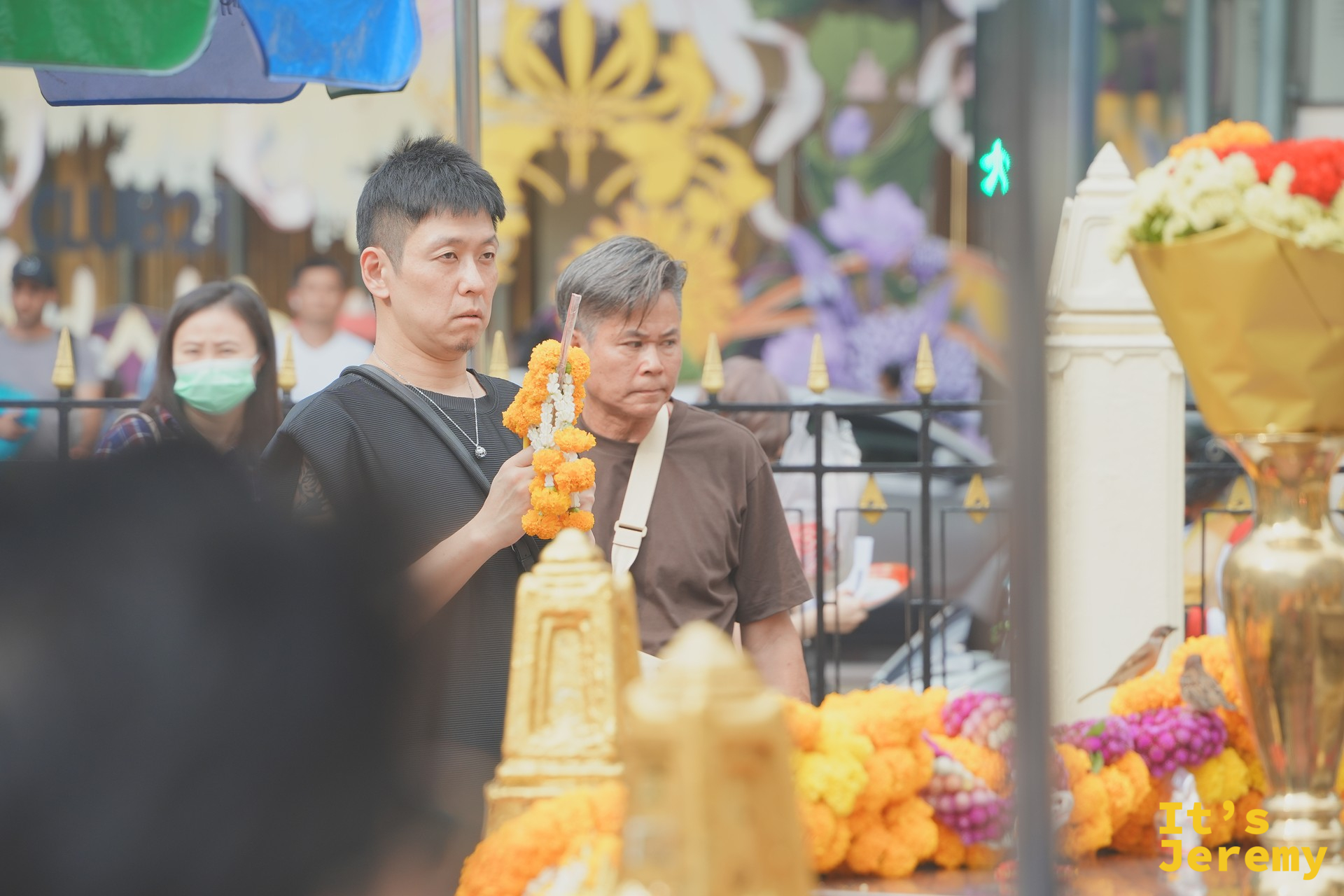 信徒在四面佛前虔誠祈福