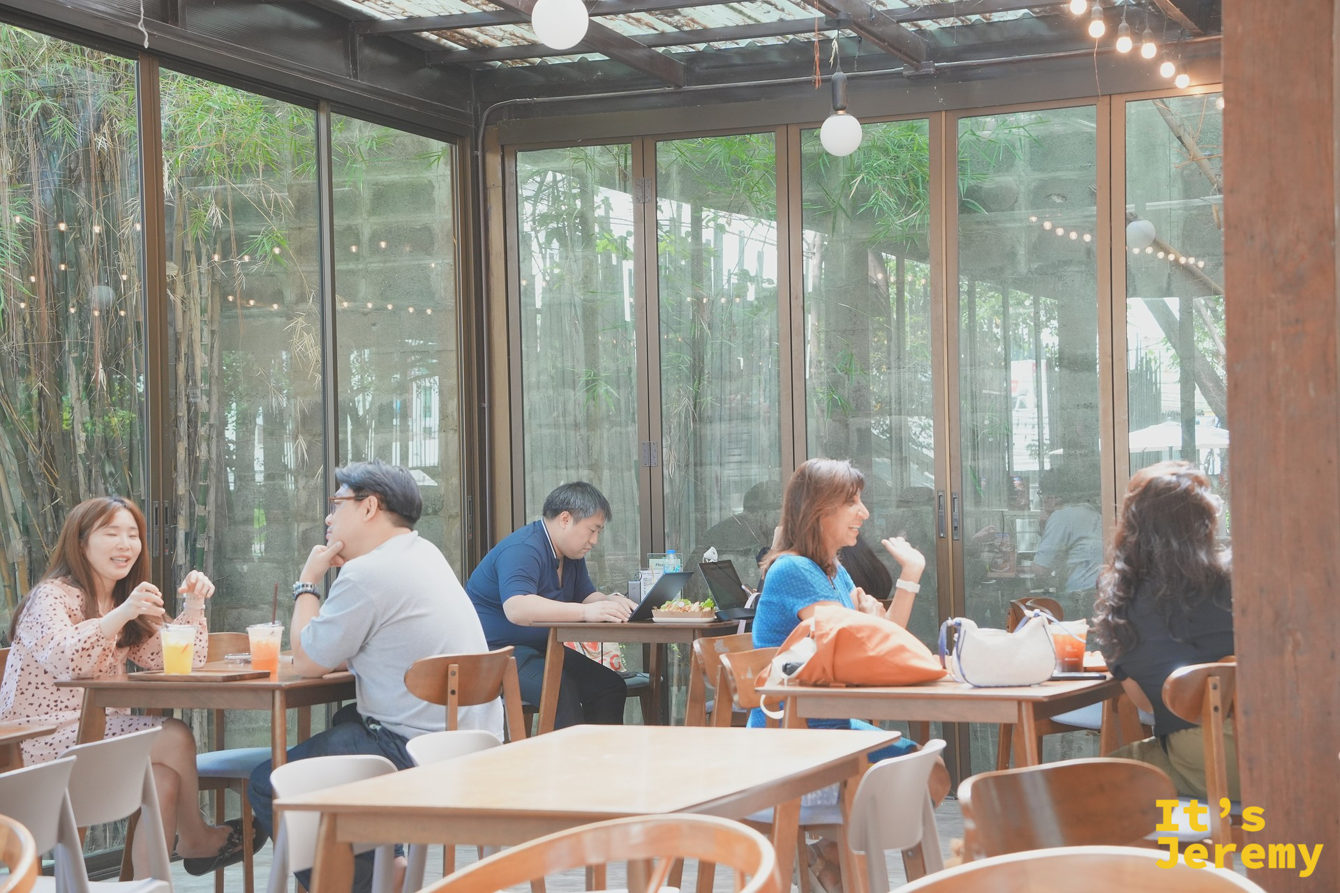 The Wood Land 室內用餐環境與當日烘焙櫥窗