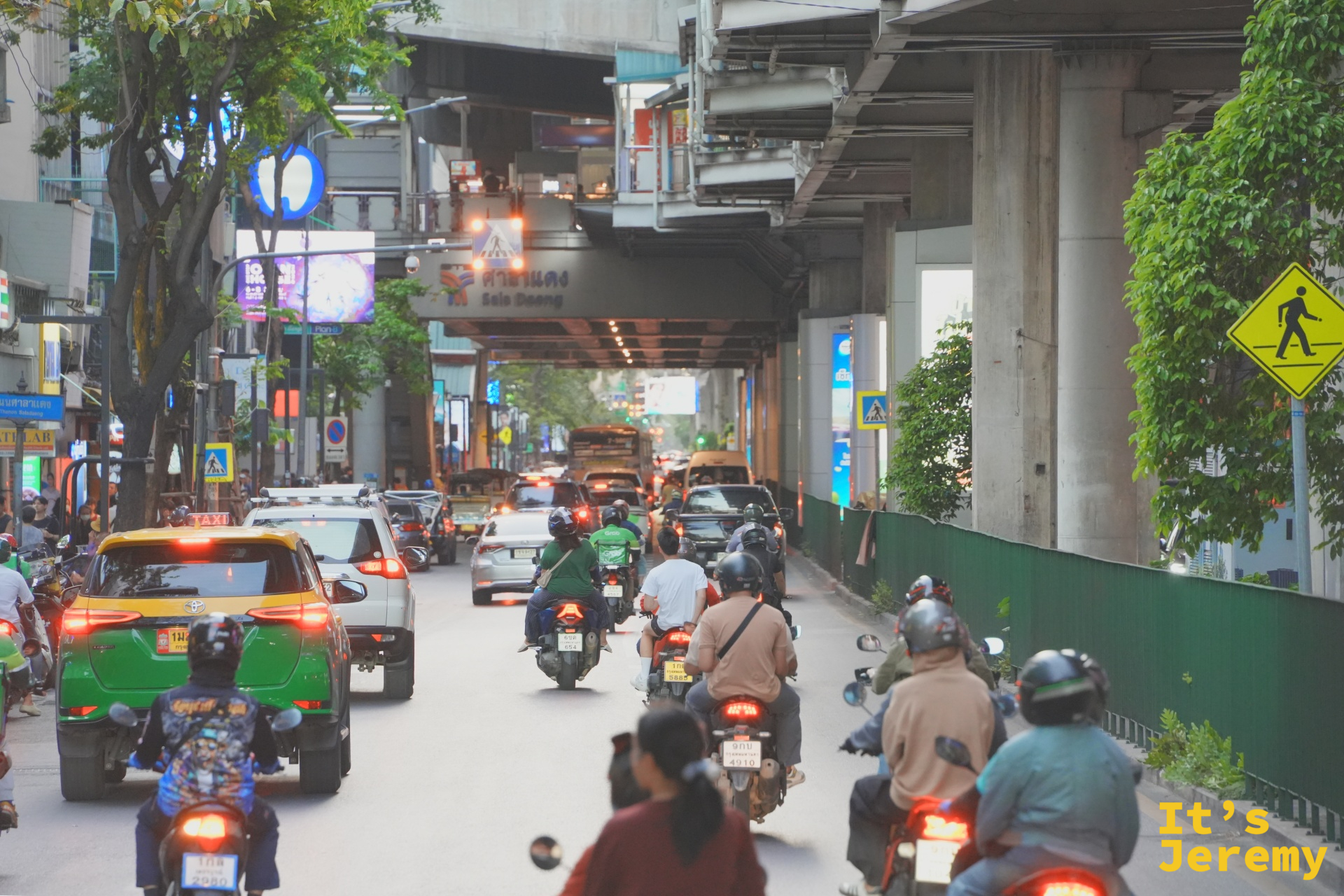 Silom 一帶下班時間的街道與機車車陣