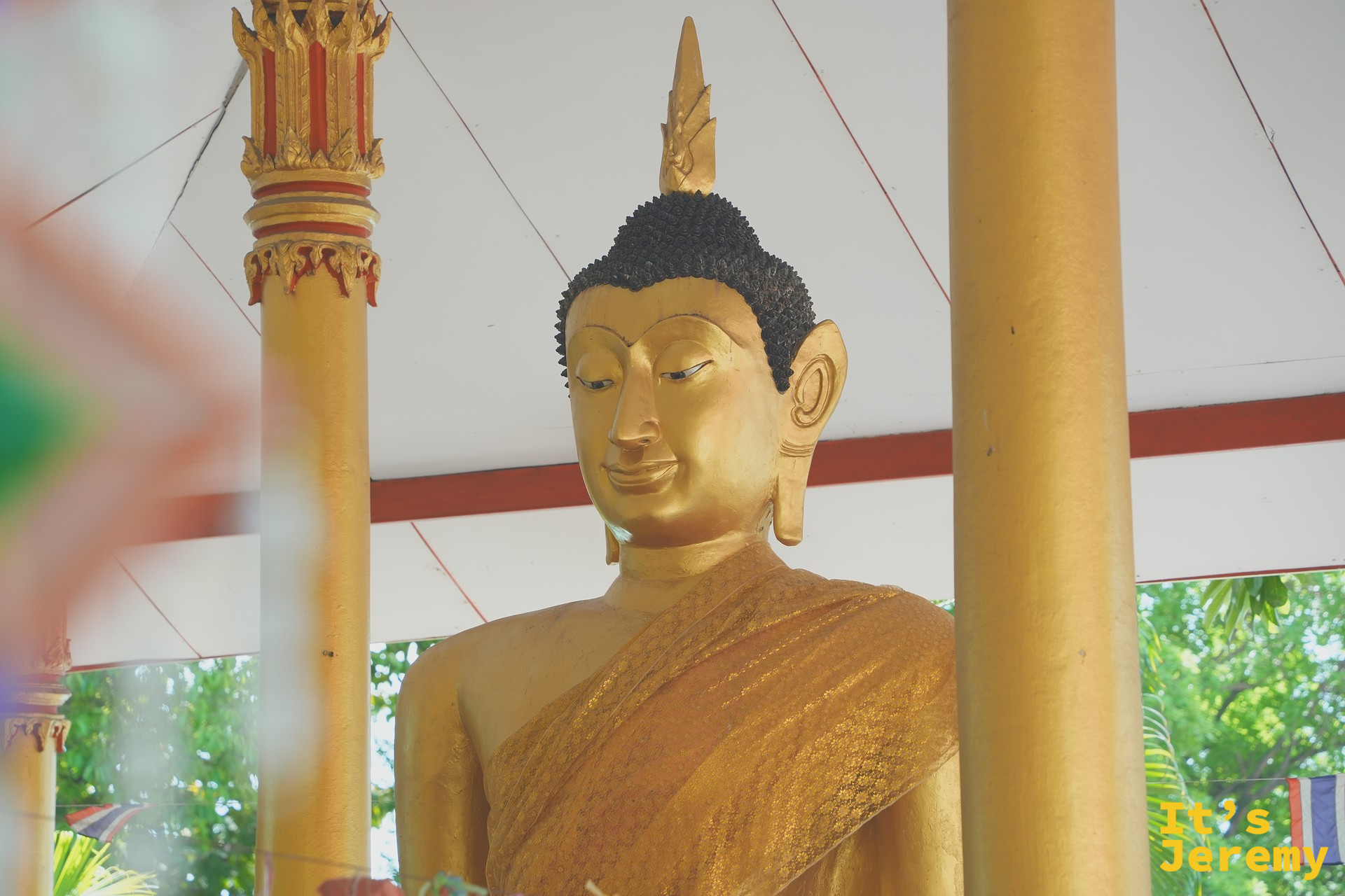 沙潘寺殿內的主佛，沒有觀光客、只有當地家庭專注地拜拜