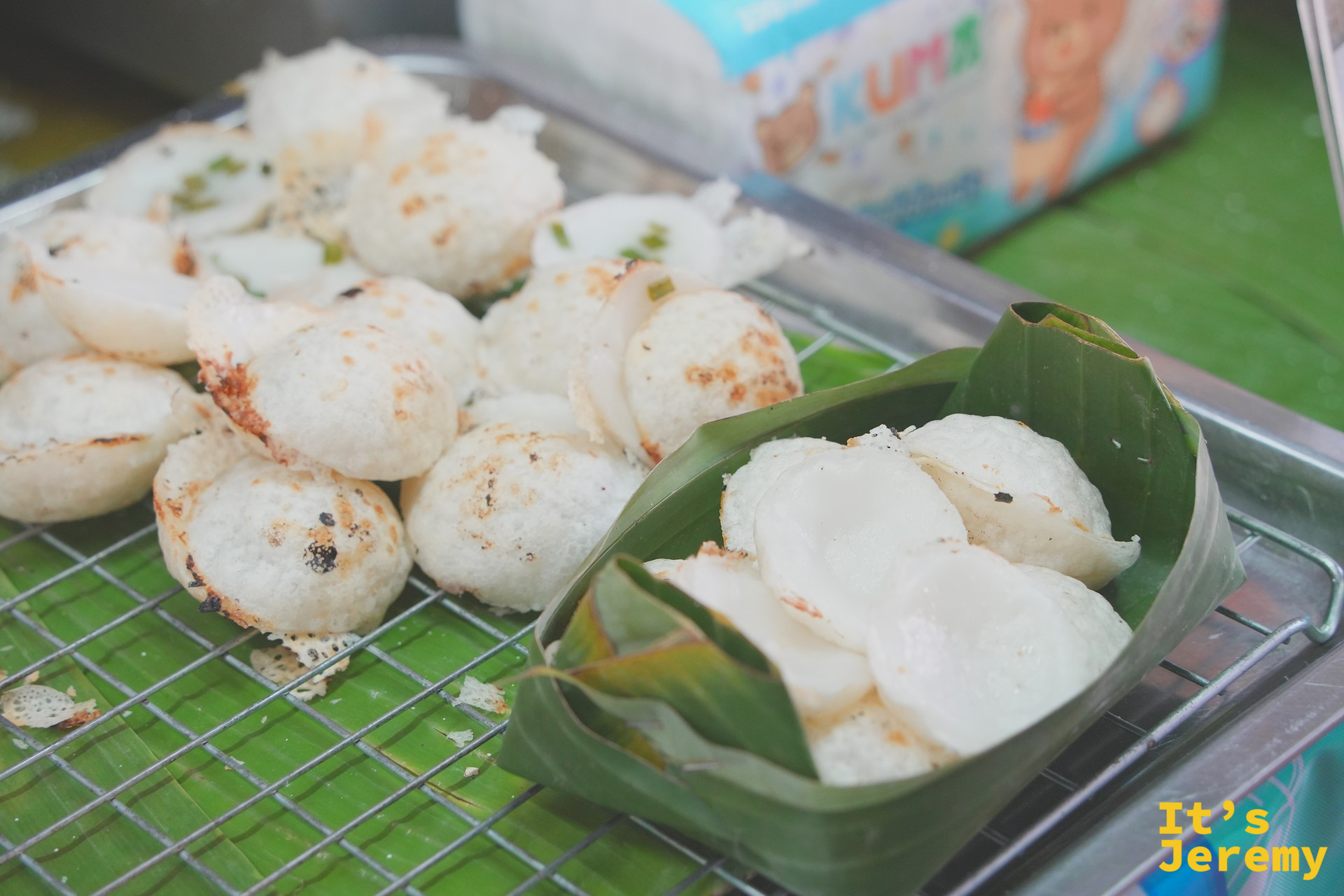 剛起鍋的 Kanom Krok,金黃色的底部還在冒熱氣