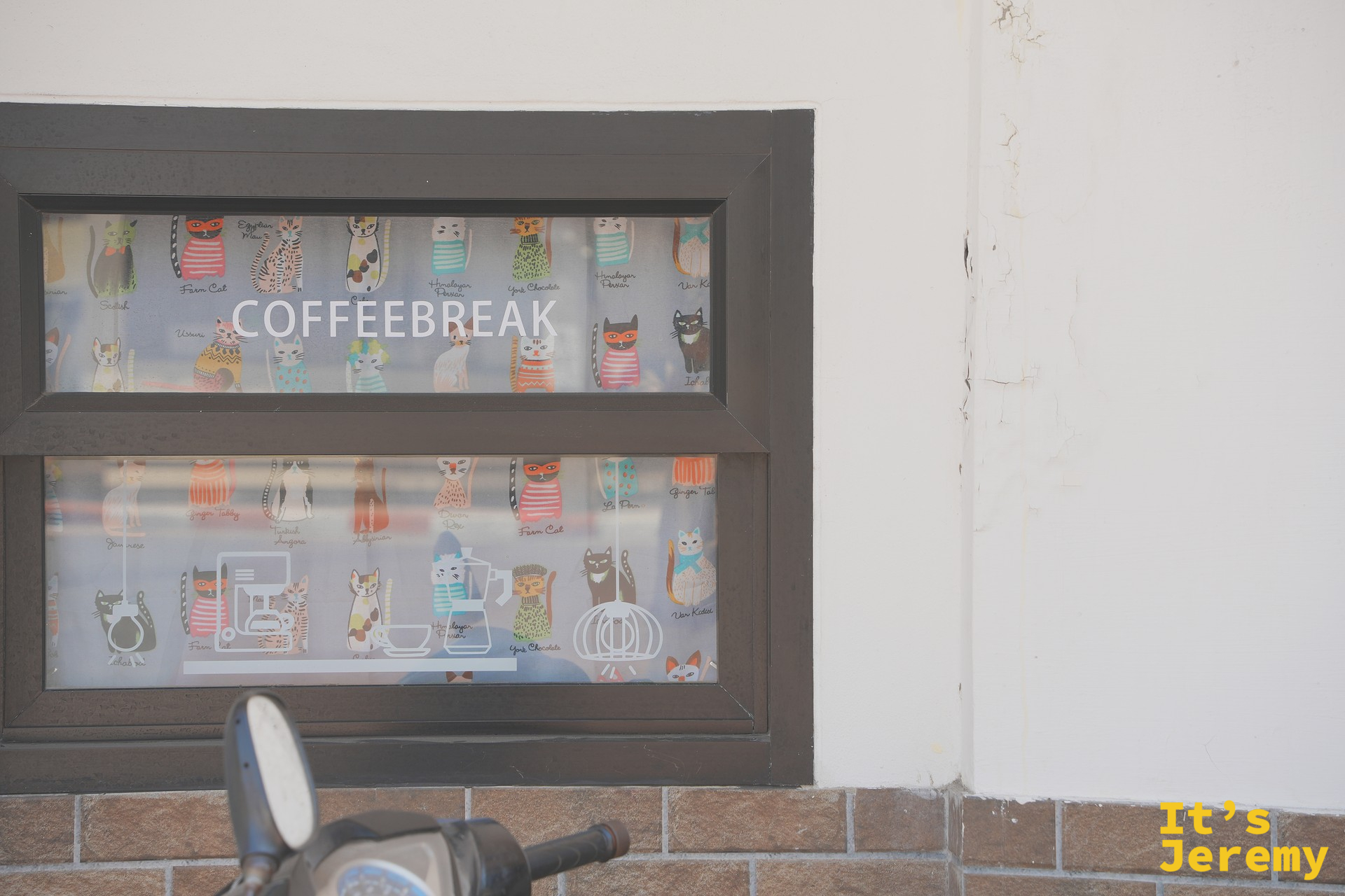 COFFEEBREAK 咖啡廳貼著整面貓咪插畫的玻璃窗