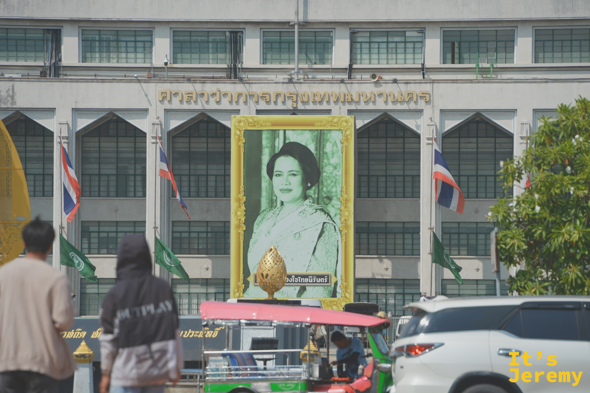 曼谷市政廳廣場上的詩麗吉王太后大型肖像與一排泰國國旗
