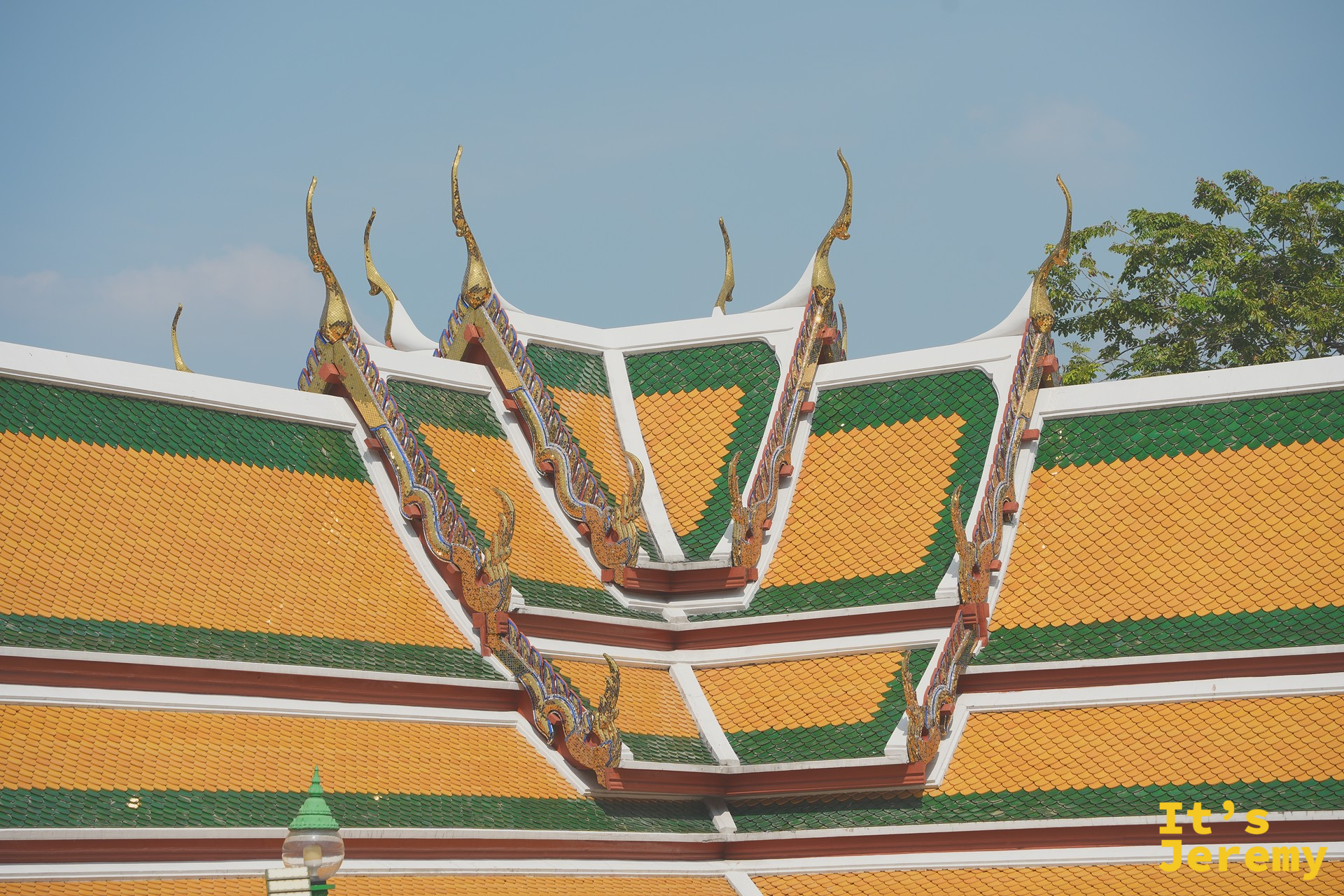 蘇泰寺主殿屋頂的層層堆疊輪廓，是泰式 Wihan 建築的經典構圖