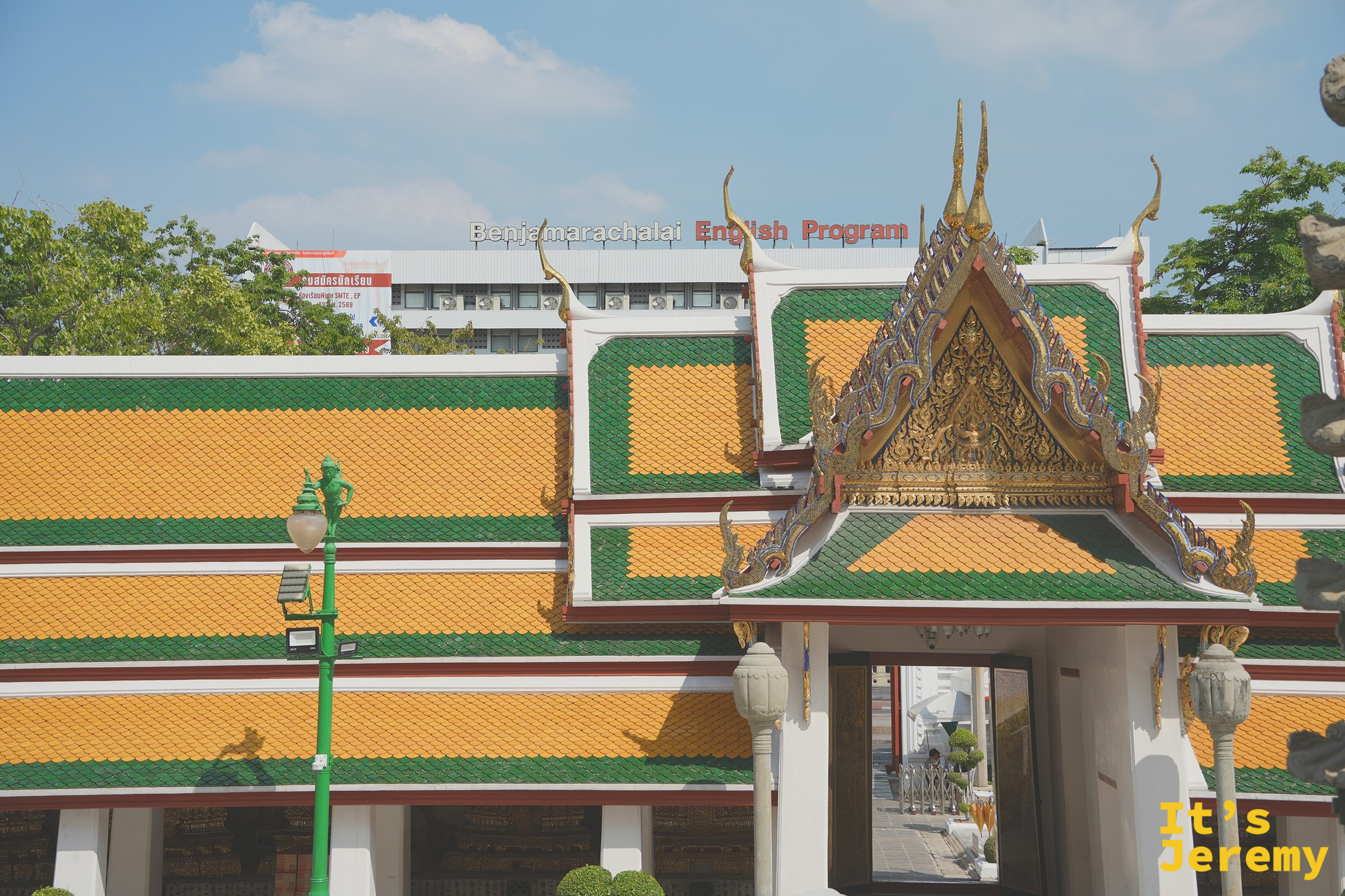 蘇泰寺主殿外觀，金色屋頂層層疊疊向上延伸