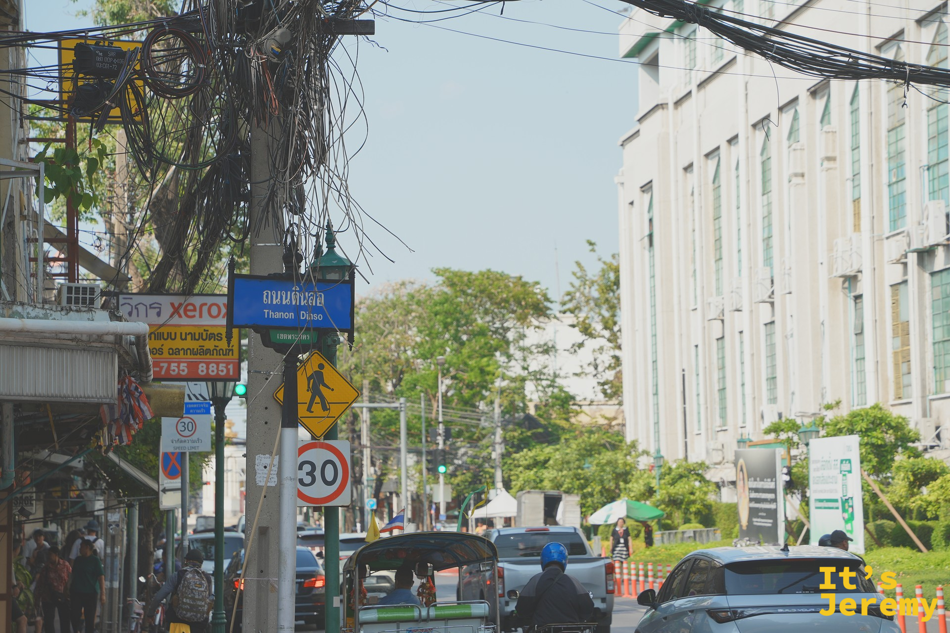 路口的藍底路牌「ถนน ดินสอ Thanon Dinso」，正式進入帝梭路