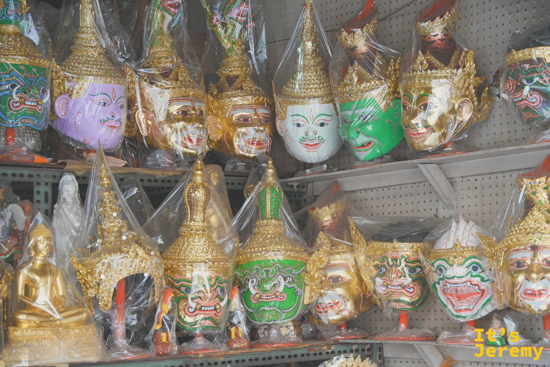Khon 泰國國粹舞劇面具店，整面牆掛滿綠紅藍金的羅刹神將彩繪面具