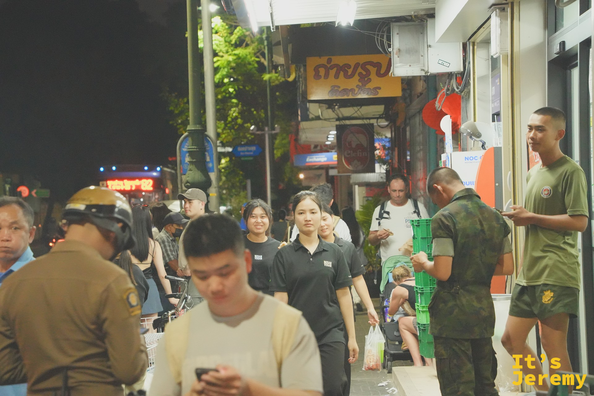 Tha Tien 街口夜晚的人流，泰國憲兵與當地年輕人、歐美家庭擠在同一條人行道上