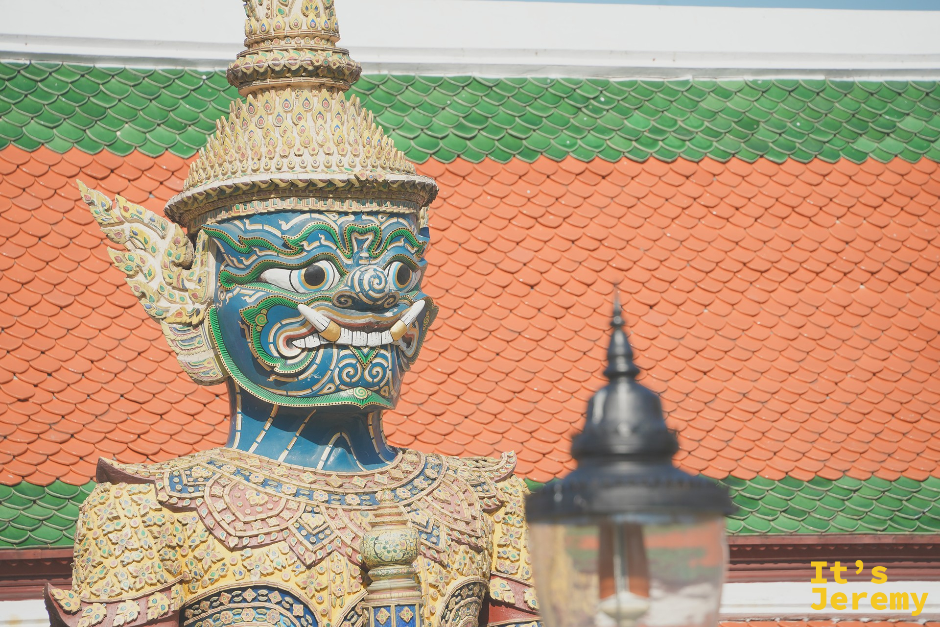 綠臉 Yaksha 中景，背後是橘綠琉璃瓦屋頂