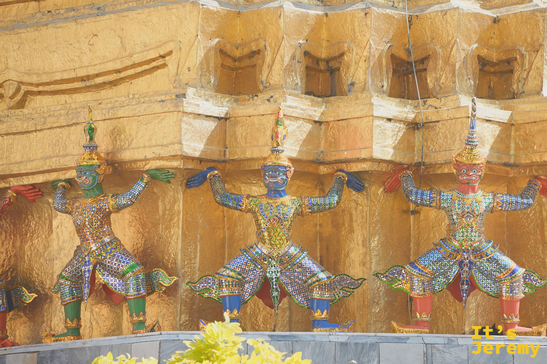 Phra Si Rattana Chedi 金塔基座的三尊彩色守護神，托起金色塔身
