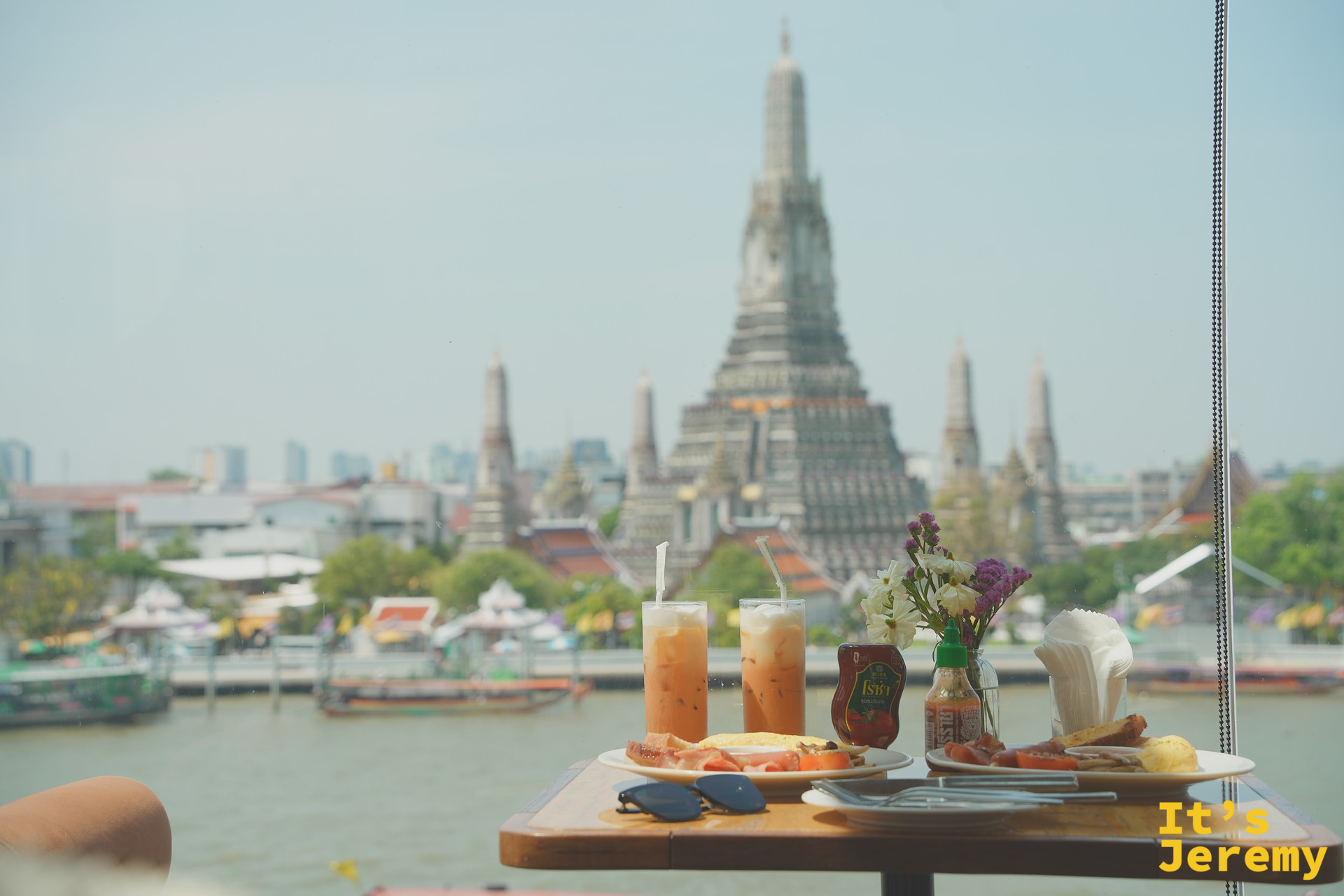 兩杯泰式奶茶＋早午餐＋桌邊鄭王廟全景：TYME 招牌構圖