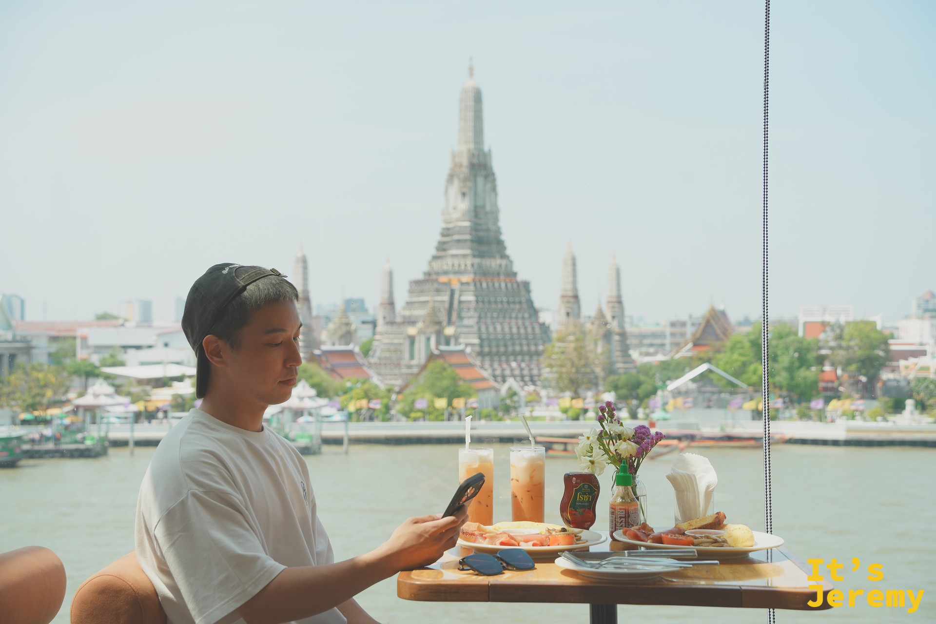 入鏡的我:在窗邊座位用餐,背後是鄭王廟全塔正面