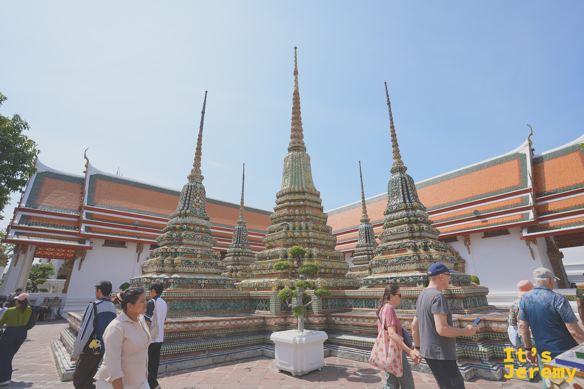 園區西側舍利塔群與寺廟主體建築群,藍天無雲的午後