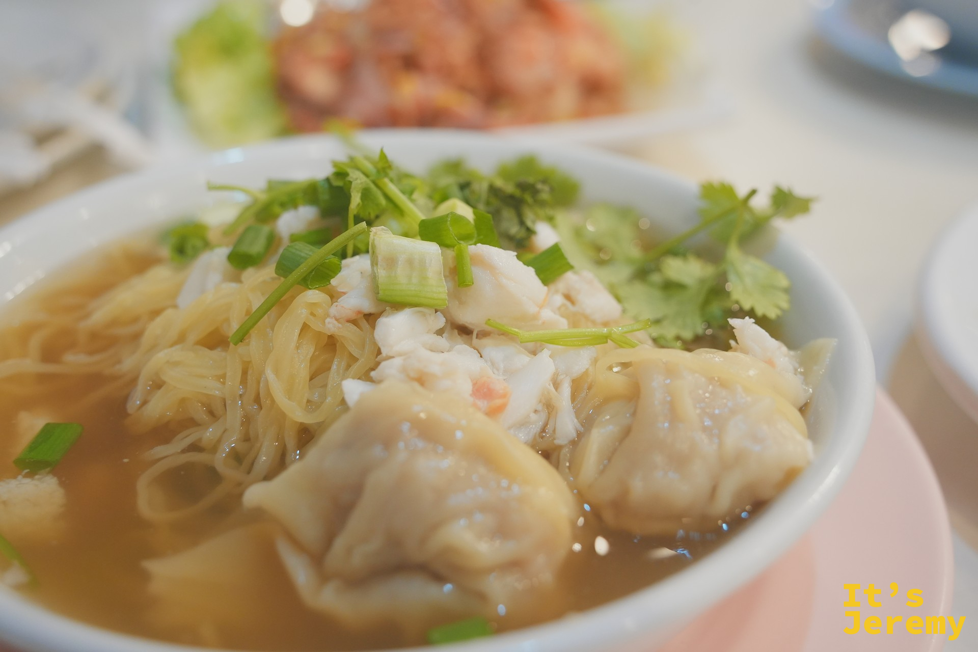 蟹肉雲吞湯麵的細麵與飽滿雲吞特寫