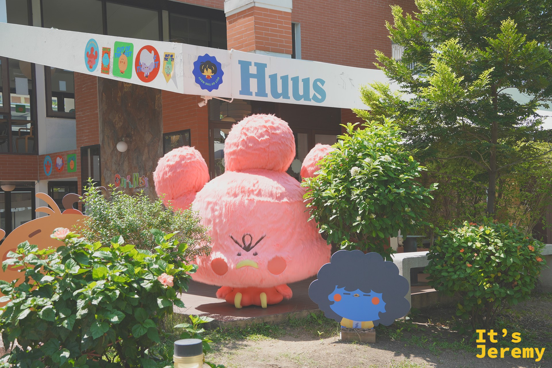 HUUS PLATE 戶外大型粉紅色 IP 角色裝置（取自店家介紹文）