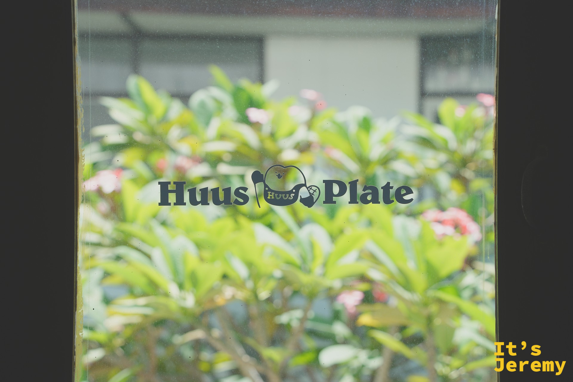 HUUS PLATE 玻璃門 logo