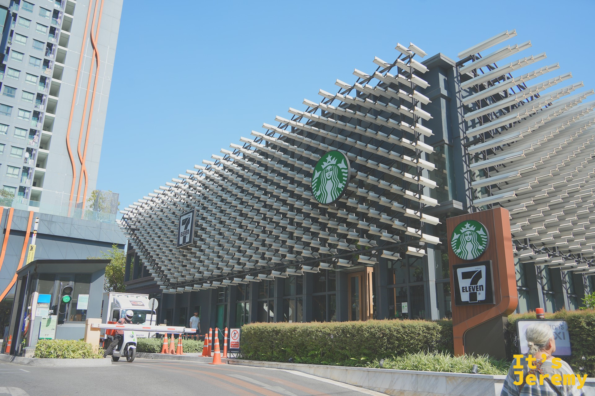 沿路經過的 Sukhumvit 星巴克門面