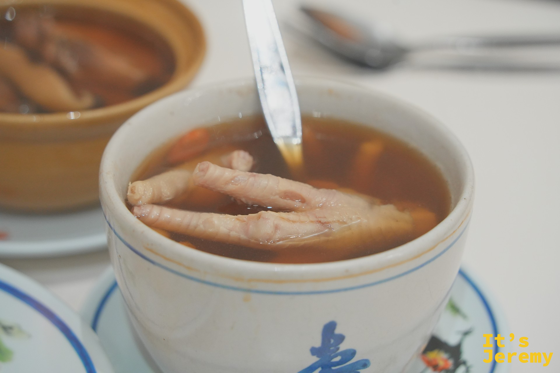 紅大哥藥膳雞爪湯特寫：深褐色藥膳湯裡的整隻雞爪與枸杞