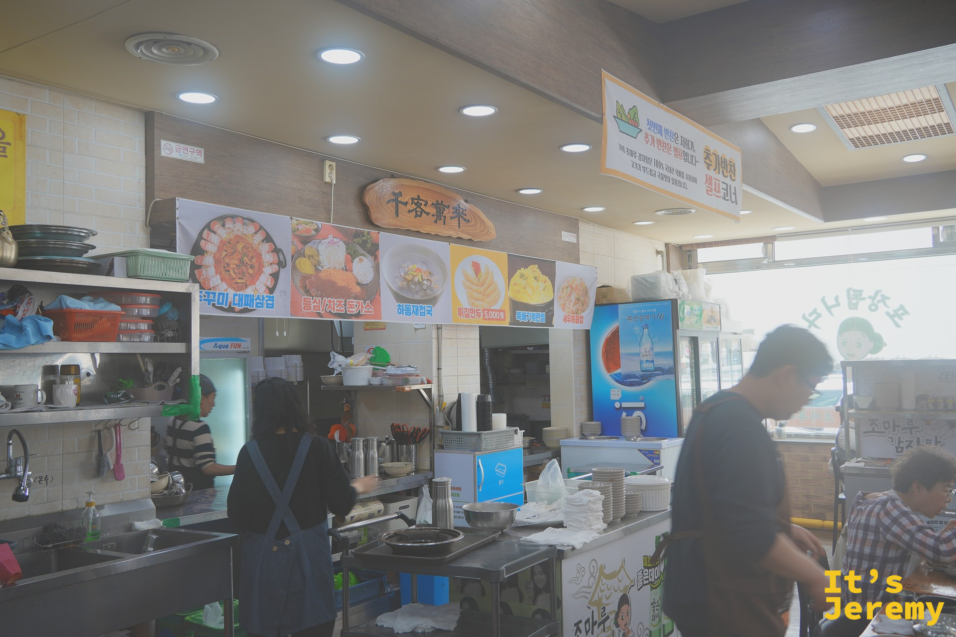 店內廚房一隅,菜單看板一覽,生意正旺