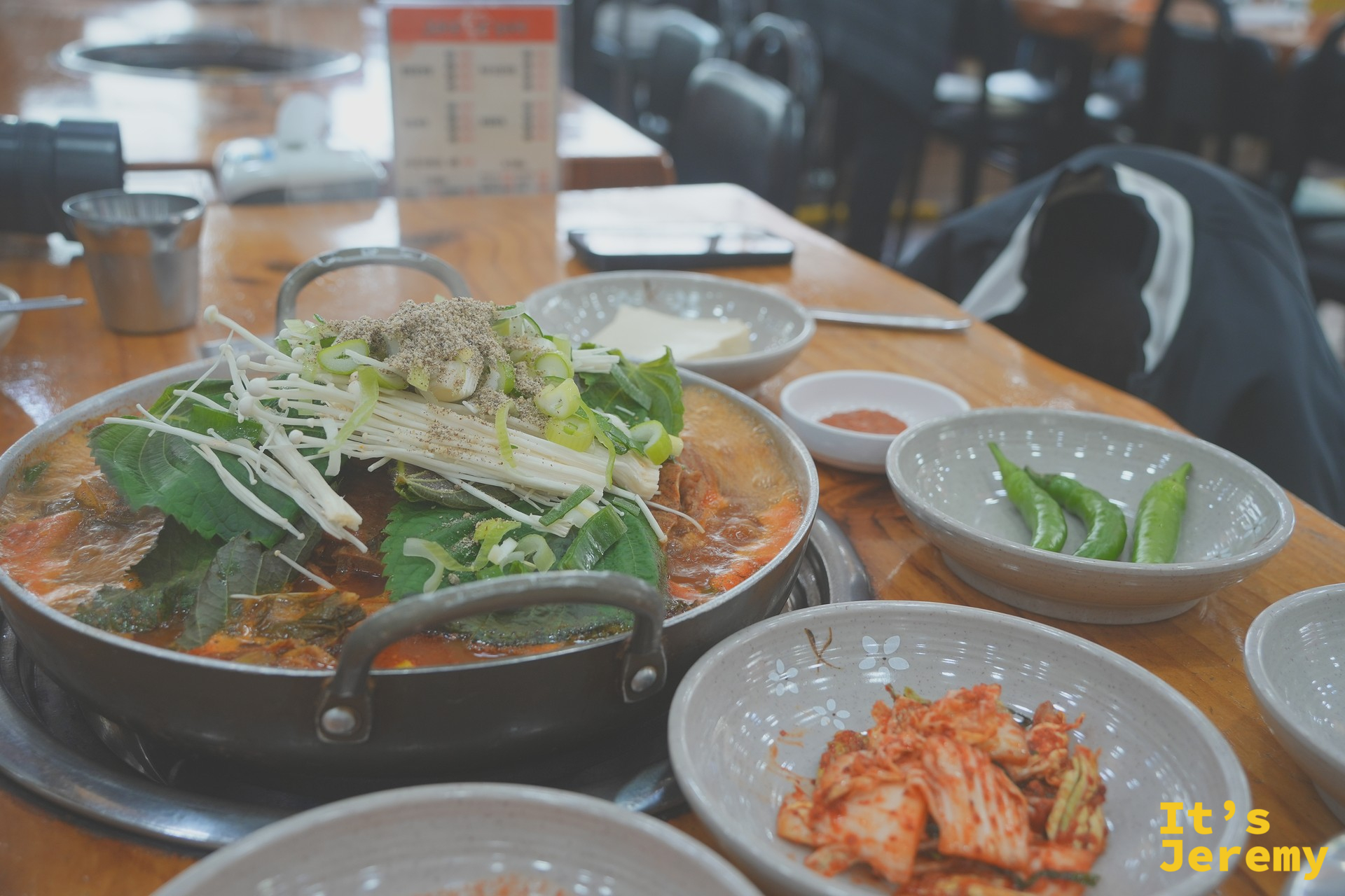 감자탕鍋配上小菜的側拍角度,整桌食材一覽