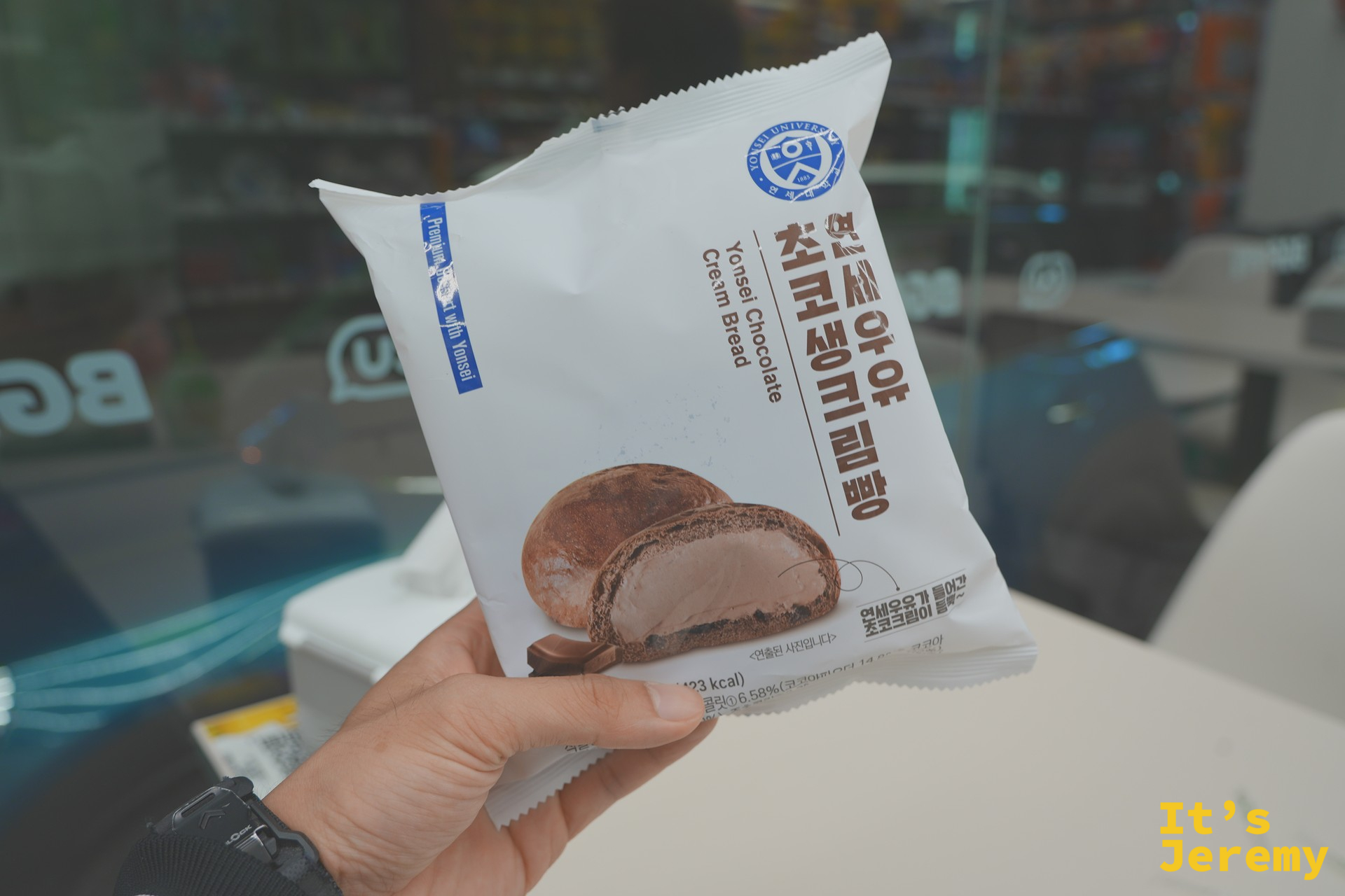 寶可夢糖果近拍,各種角色包裝在夜晚的房間燈下顯得格外療癒