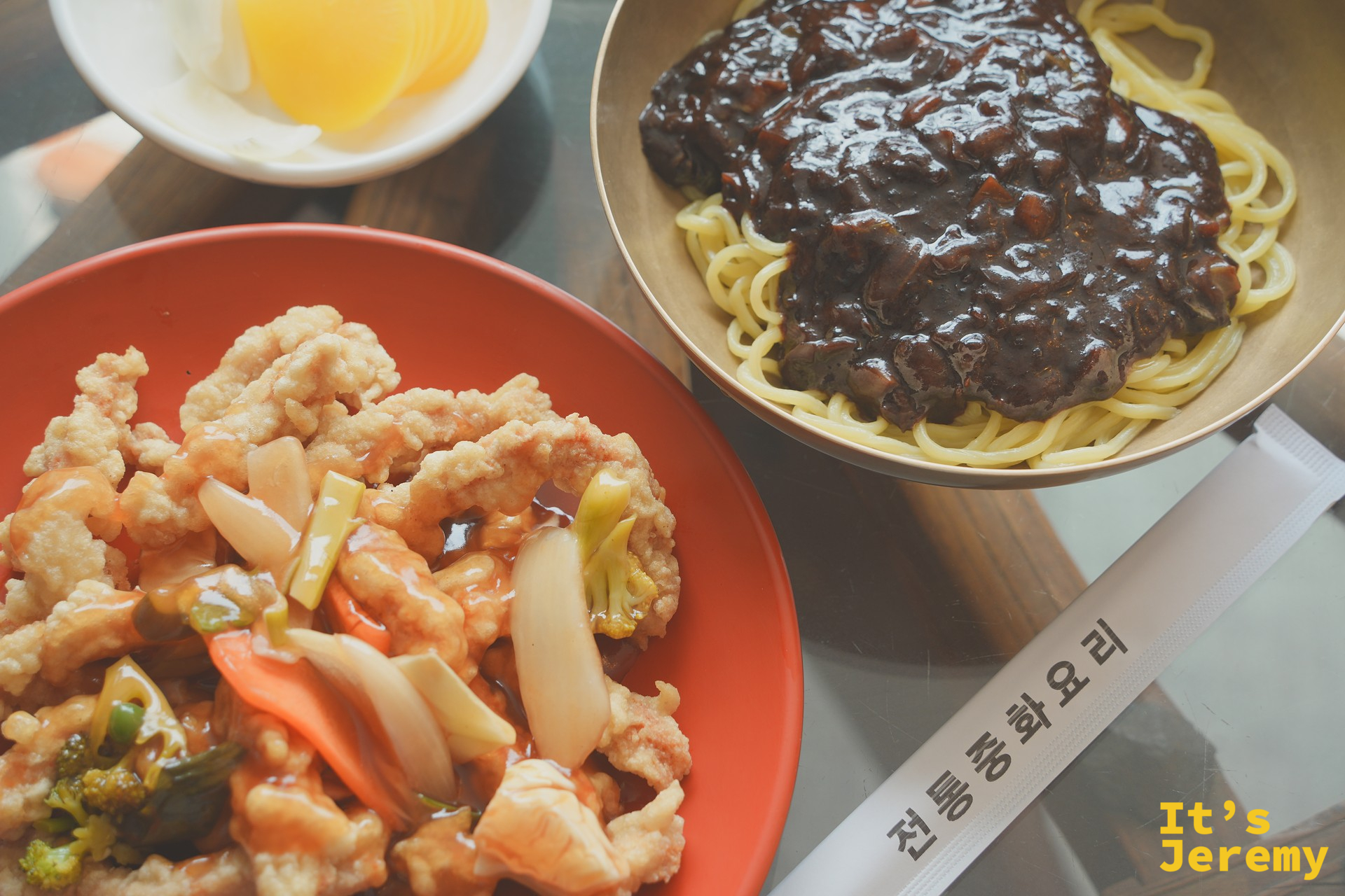 炸醬麵與糖醋肉一同上桌,傳統中華料理包裝印有「전통중화요리」,是老店的驕傲印記