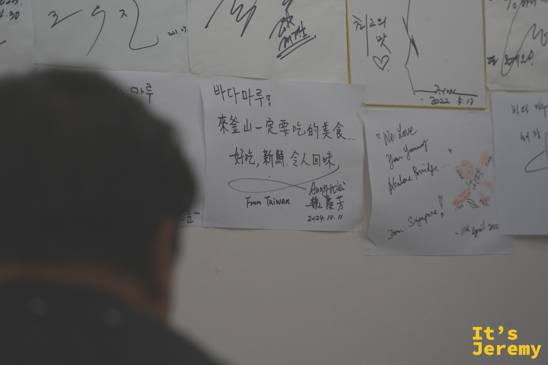 台灣旅人以繁體中文寫下「來釜山一定要吃的美食，好吃、新鮮、令人回味」，旁邊還有 Singapore 的英文留言