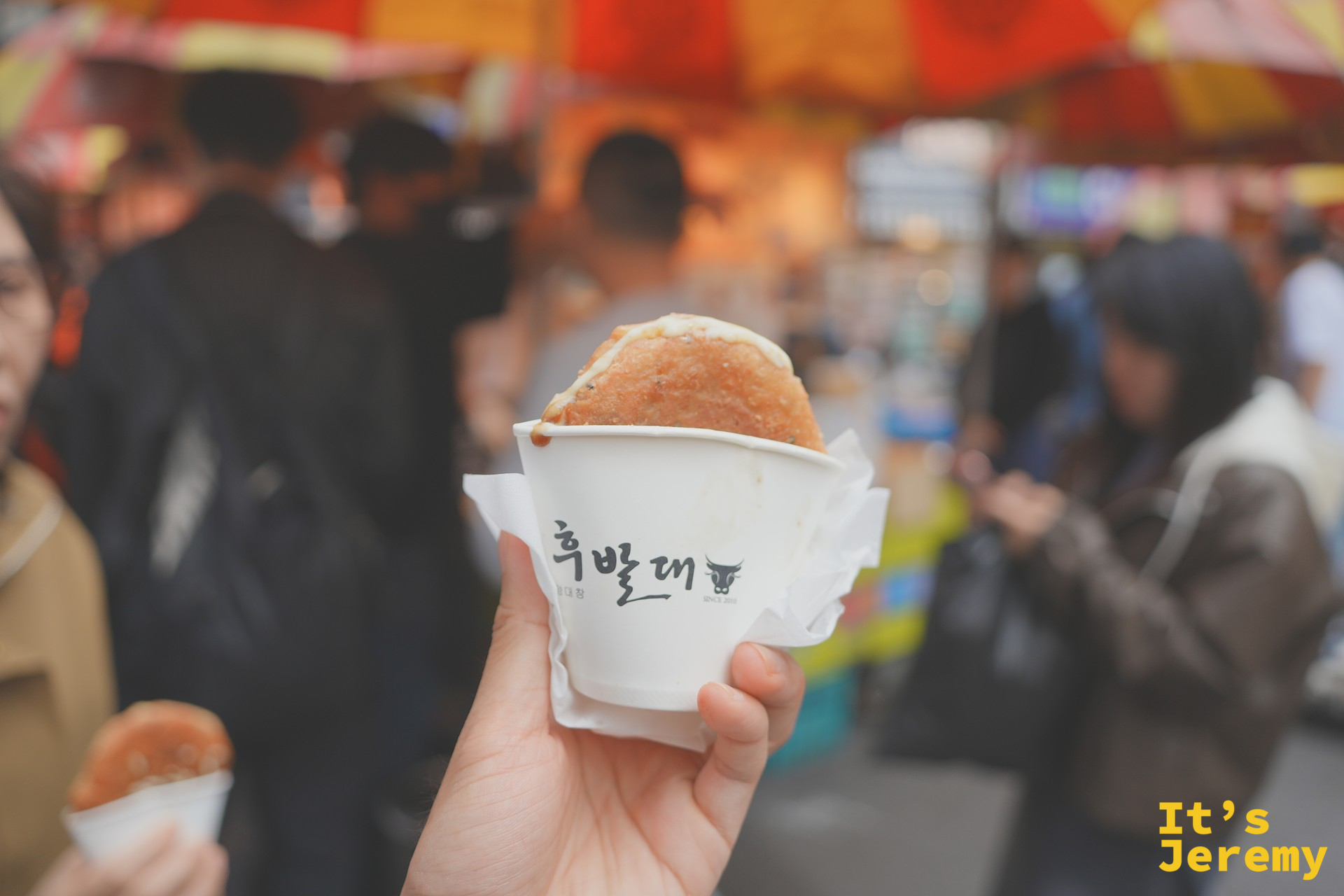手持紙杯起司糖餅，起司大量拉絲
