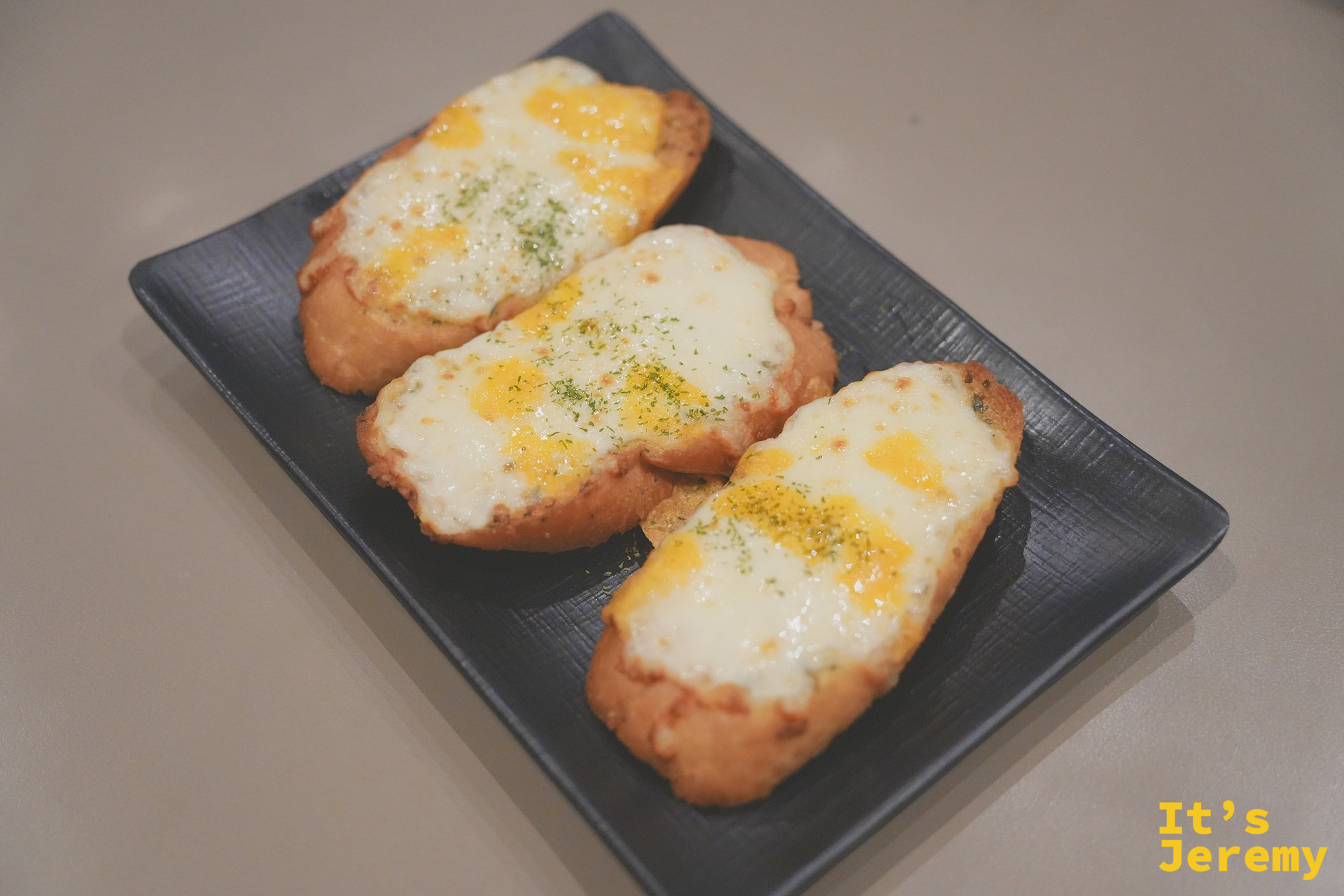 갈릭버터 브레드 三片裝,起司融化焦黃、邊緣酥脆,一上桌香氣就先衝出來