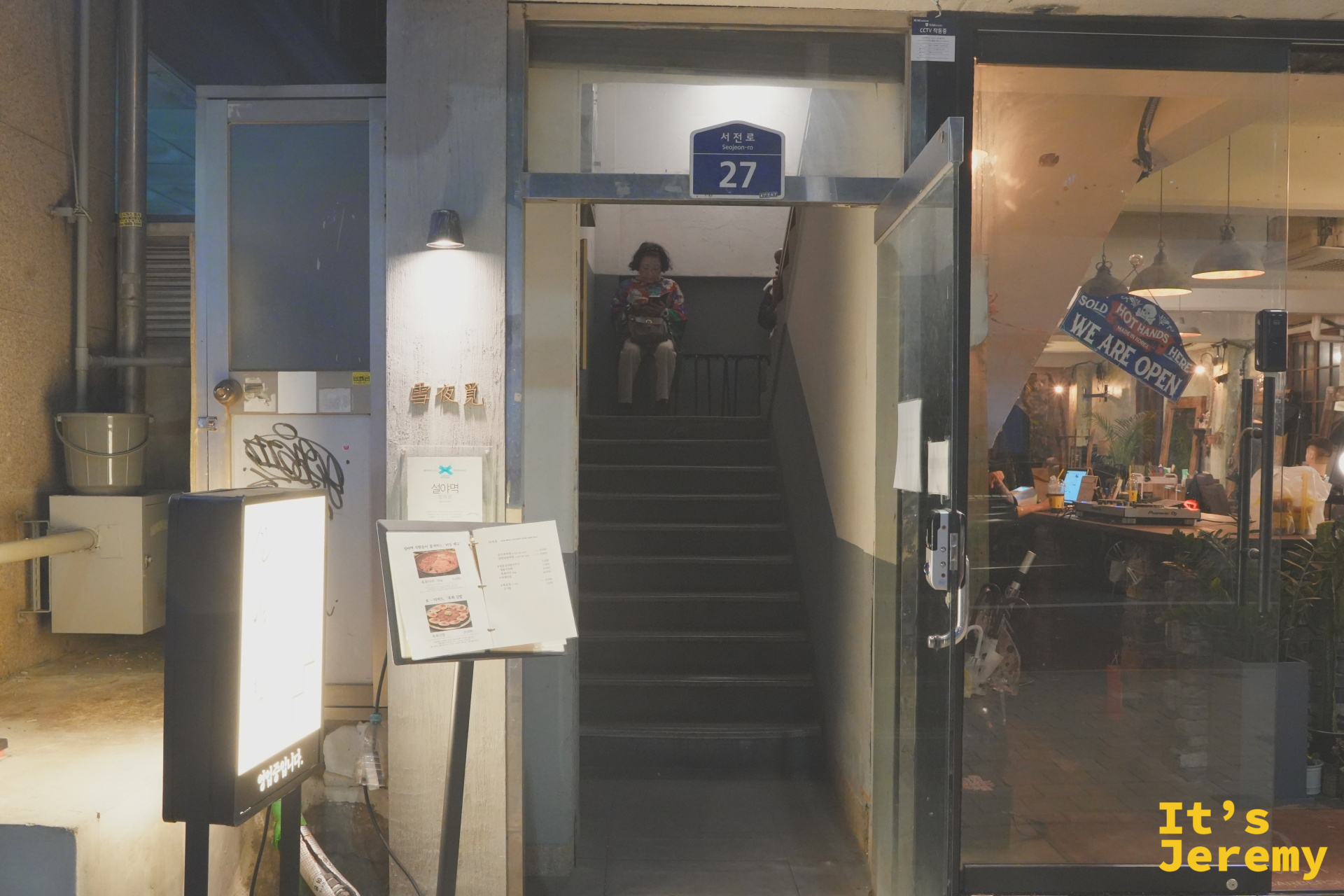 釜山서전로 27號，設아먹就在這棟建築的二樓，從街邊即可看到店招