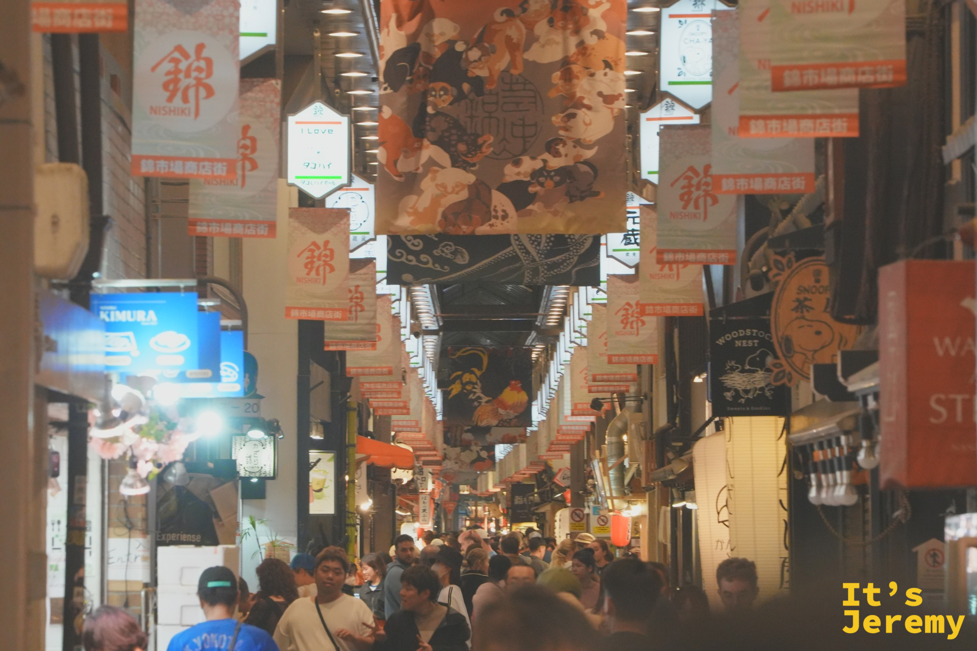 錦市場入口，布旗與招牌的景象