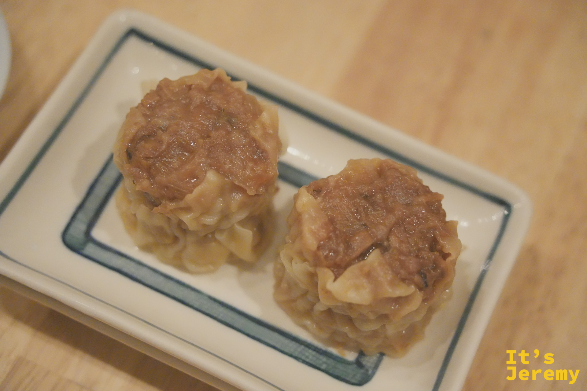 兩個飽滿圓潤的自家製焼売，盛在白瓷盤上