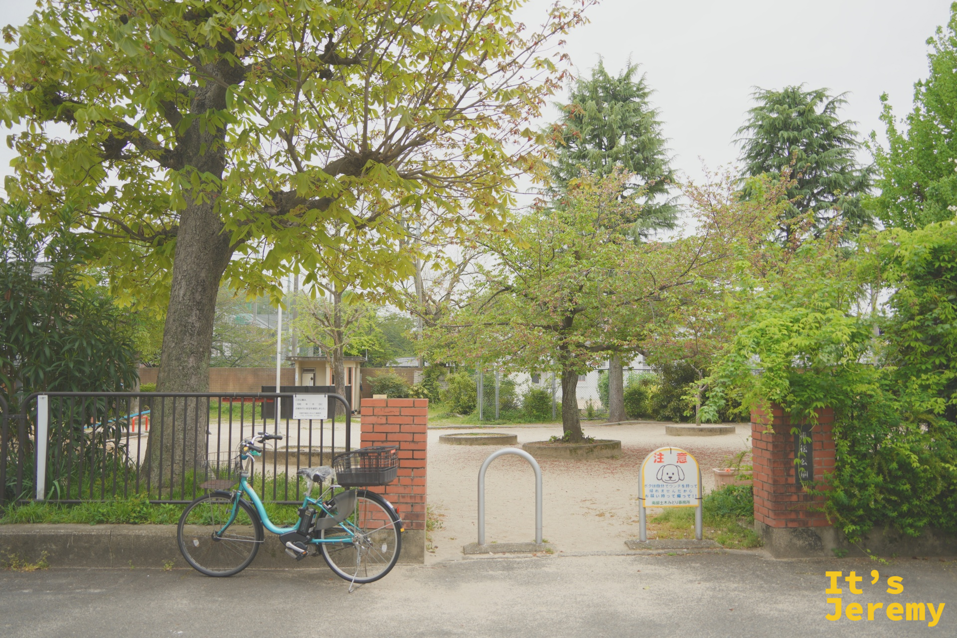 Walden Woods Kyoto 周邊的清晨街景，老屋磚牆與曬衣竿形成生活感